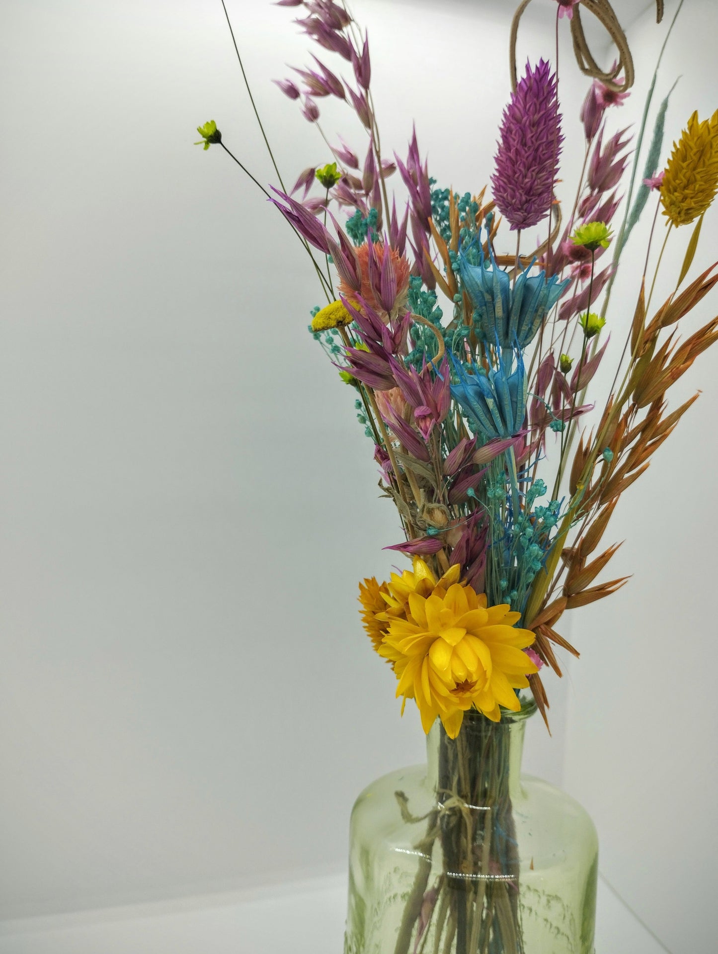 Droogbloemen in kleurrijk vaasje