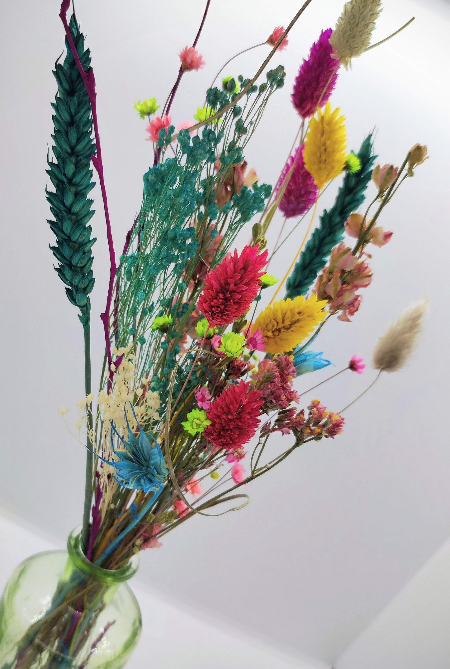 Droogbloemen in kleurrijk vaasje