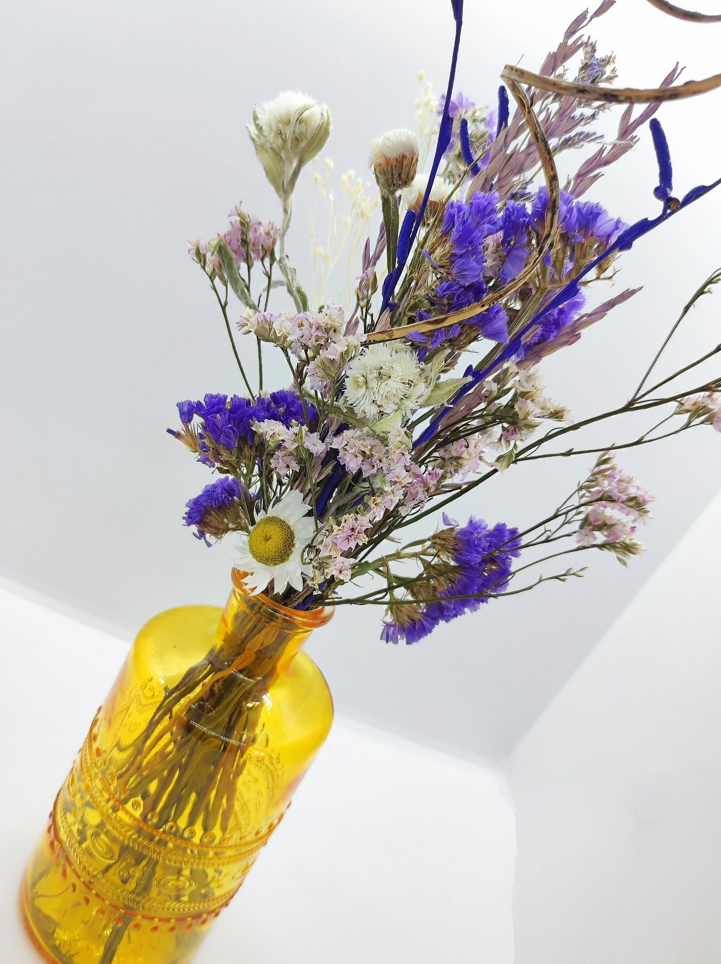 Droogbloemen in kleurrijk vaasje