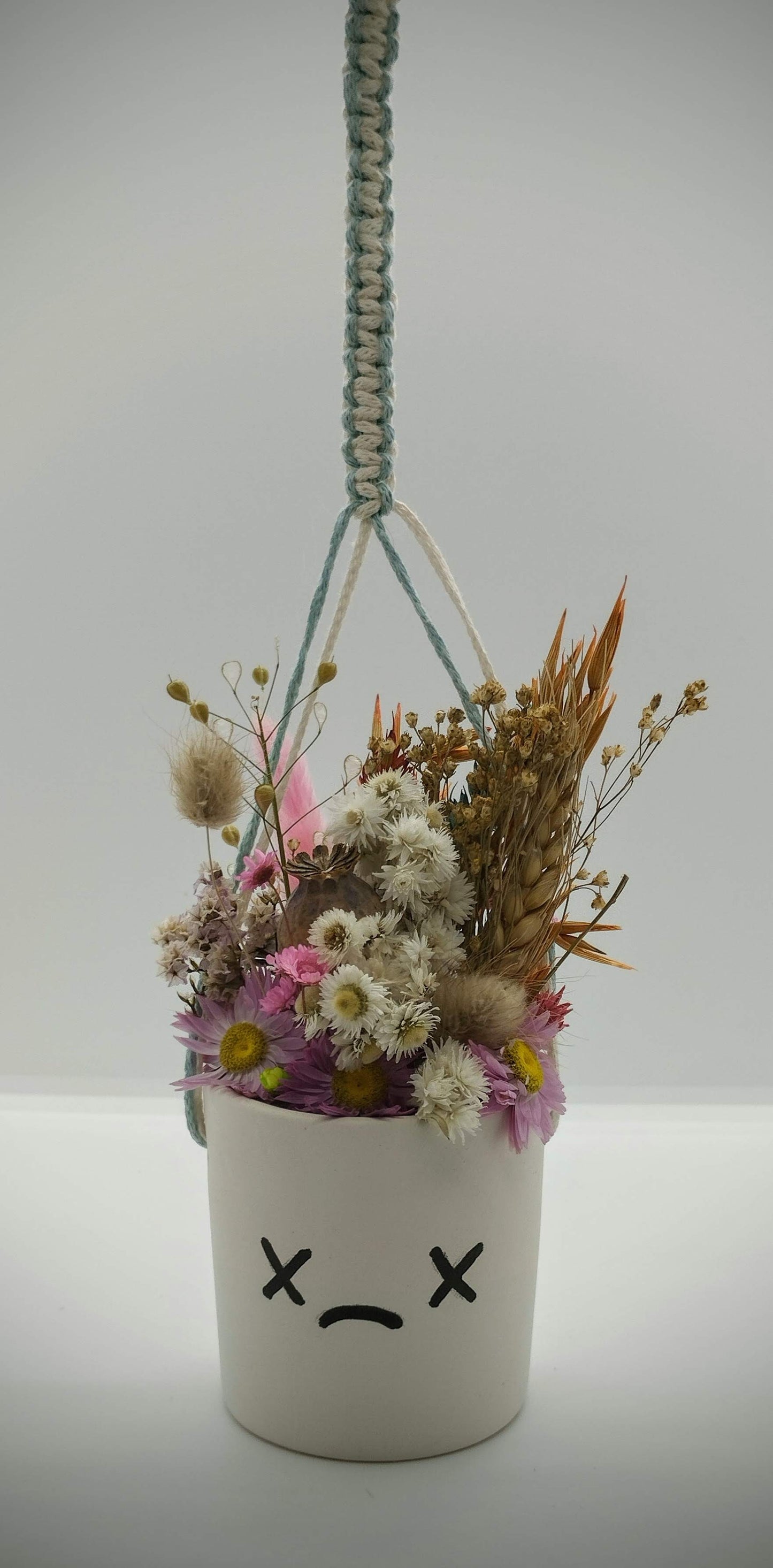 Hangpotje met Funny Face :-), droogbloemetjes & Macramé