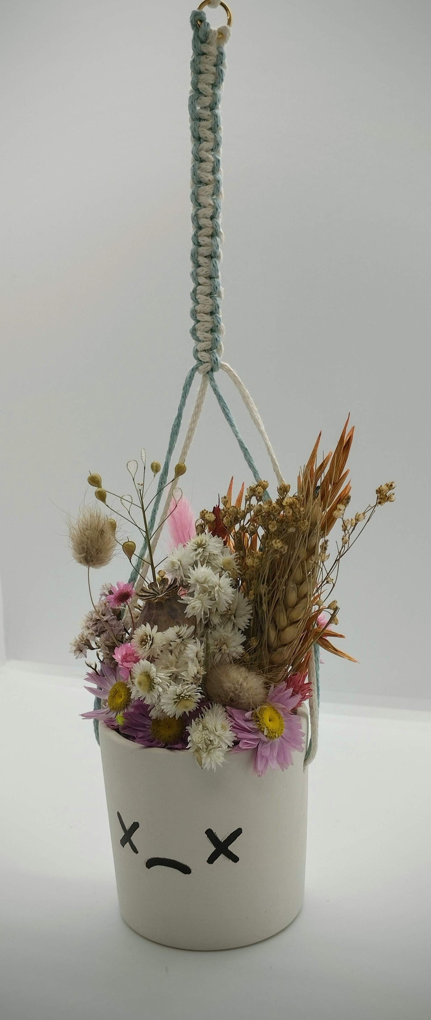Hangpotje met Funny Face :-), droogbloemetjes & Macramé