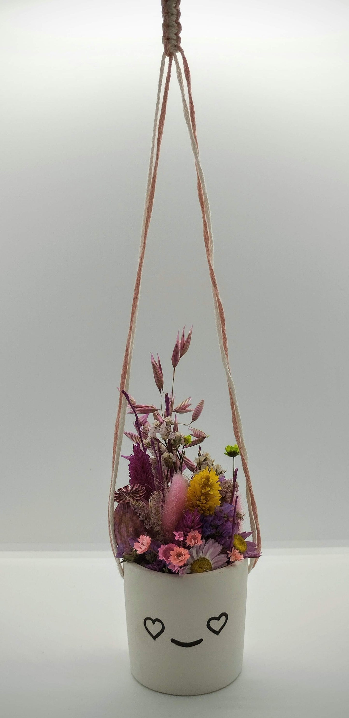 Hangpotje met Funny Face :-), droogbloemetjes & Macramé