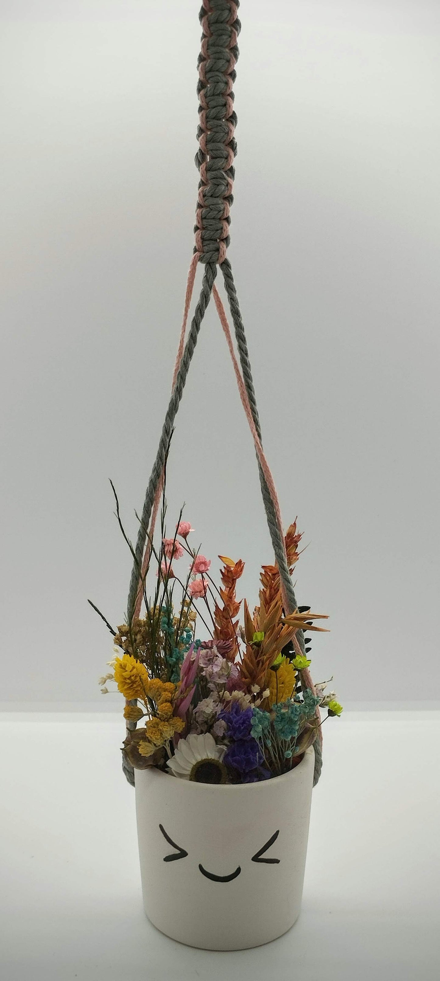 Hangpotje met Funny Face :-), droogbloemetjes & Macramé