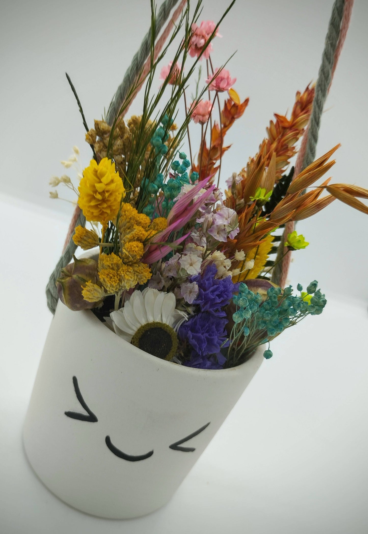 Hangpotje met Funny Face :-), droogbloemetjes & Macramé