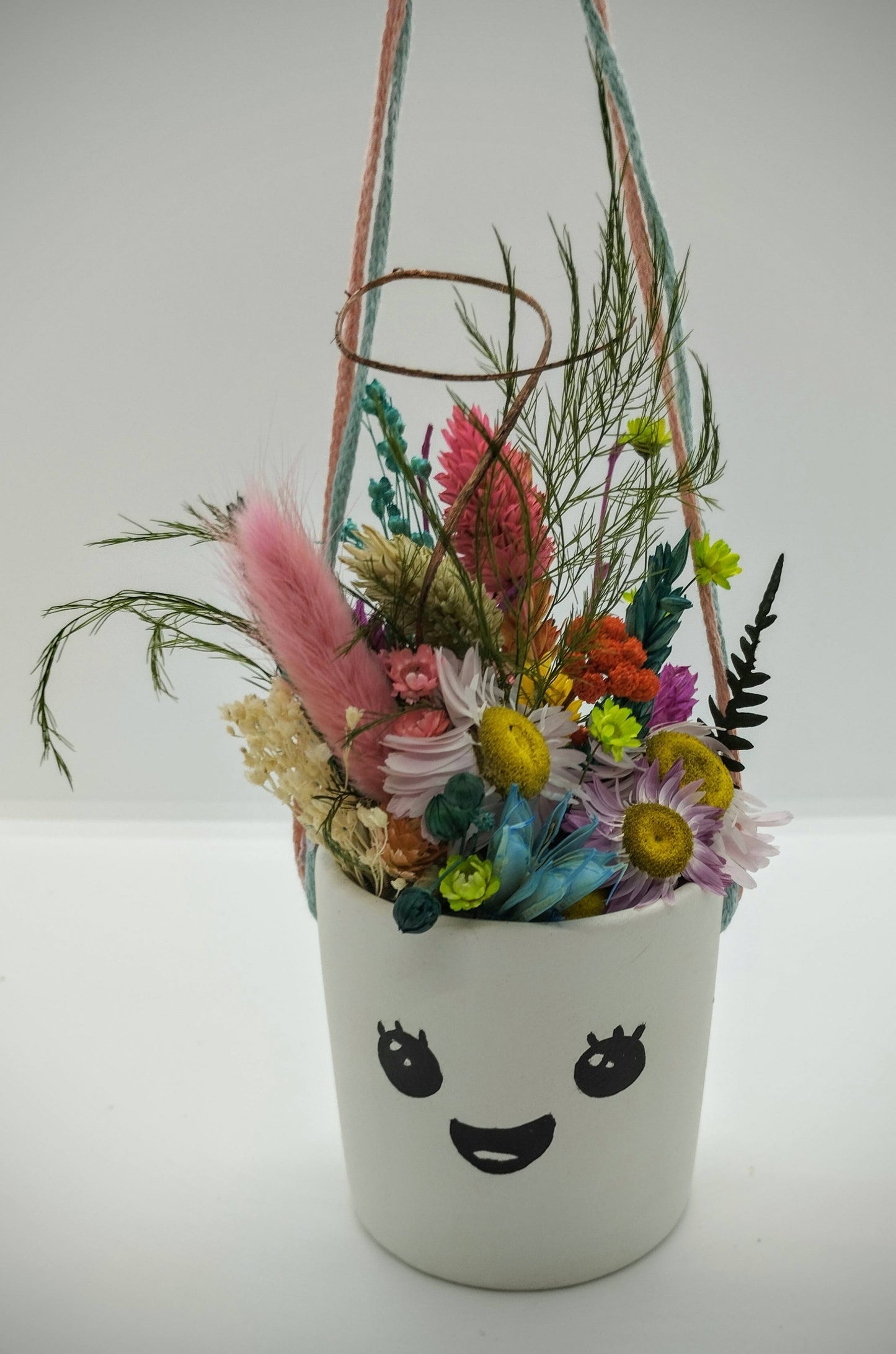 Hangpotje met Funny Face :-), droogbloemetjes & Macramé