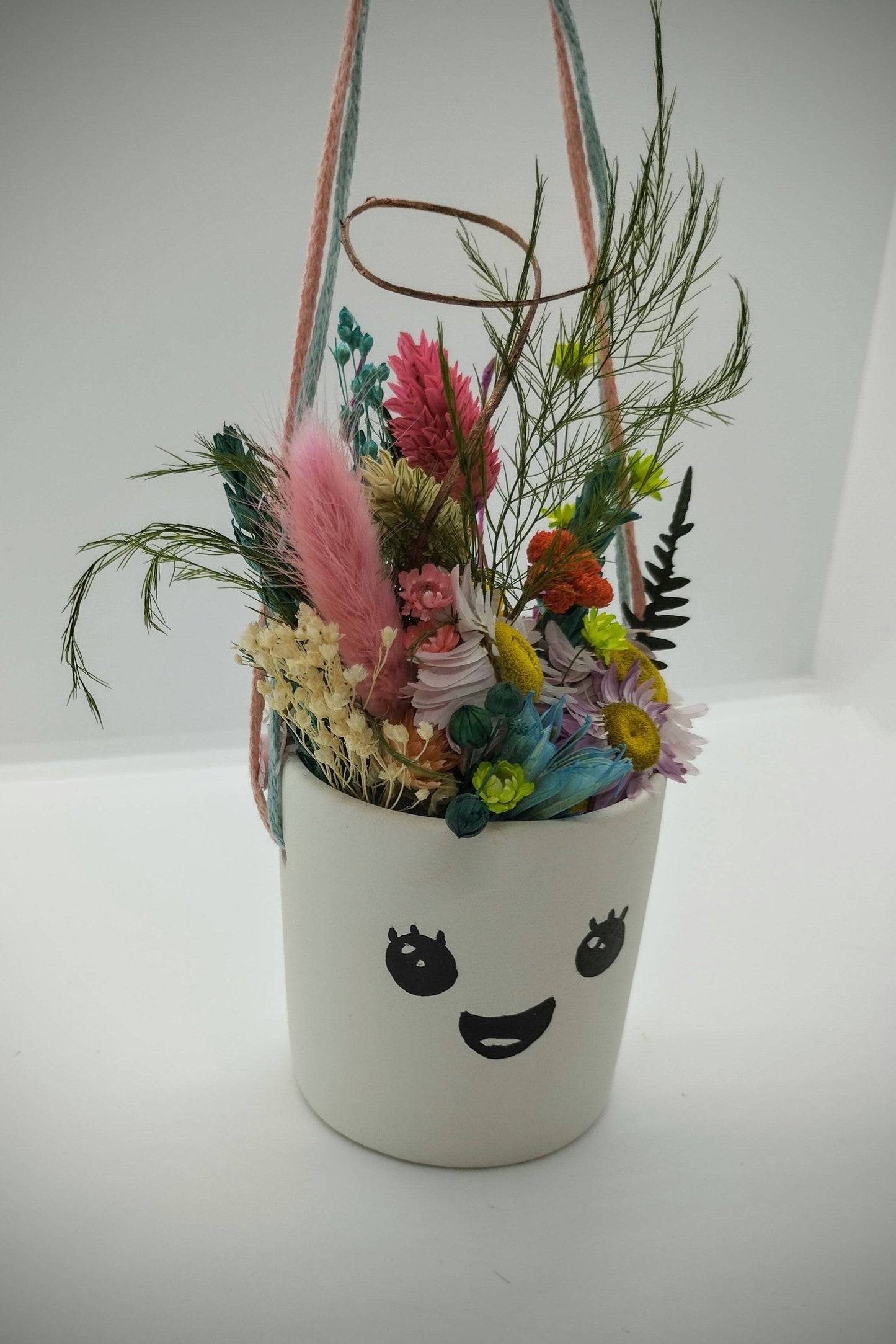 Hangpotje met Funny Face :-), droogbloemetjes & Macramé