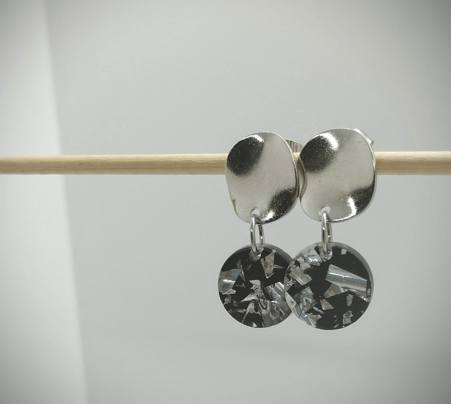 Oorbellenset Resin hangertjes Rond black/silver color (zilver - Nikkelvrij)