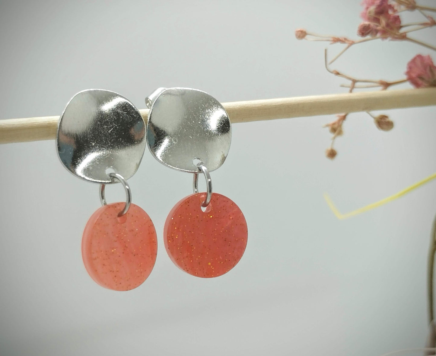 Oorbellenset Resin hangertjes Rond salmon red color (zilver - Nikkelvrij)