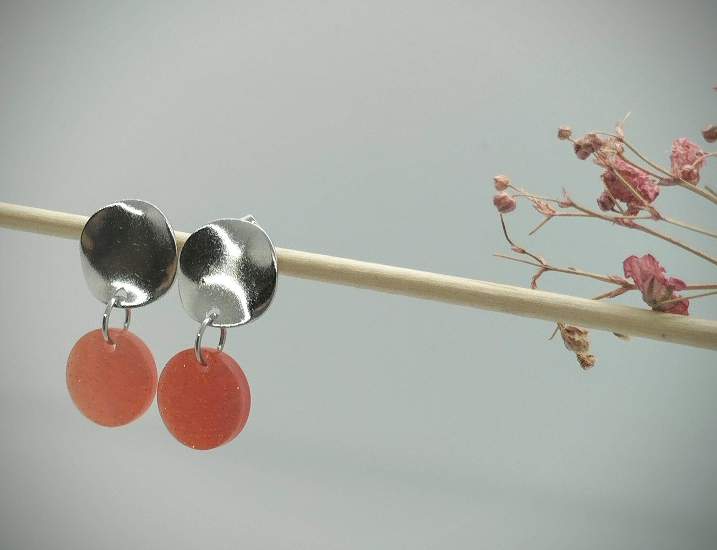 Oorbellenset Resin hangertjes Rond salmon red color (zilver - Nikkelvrij)