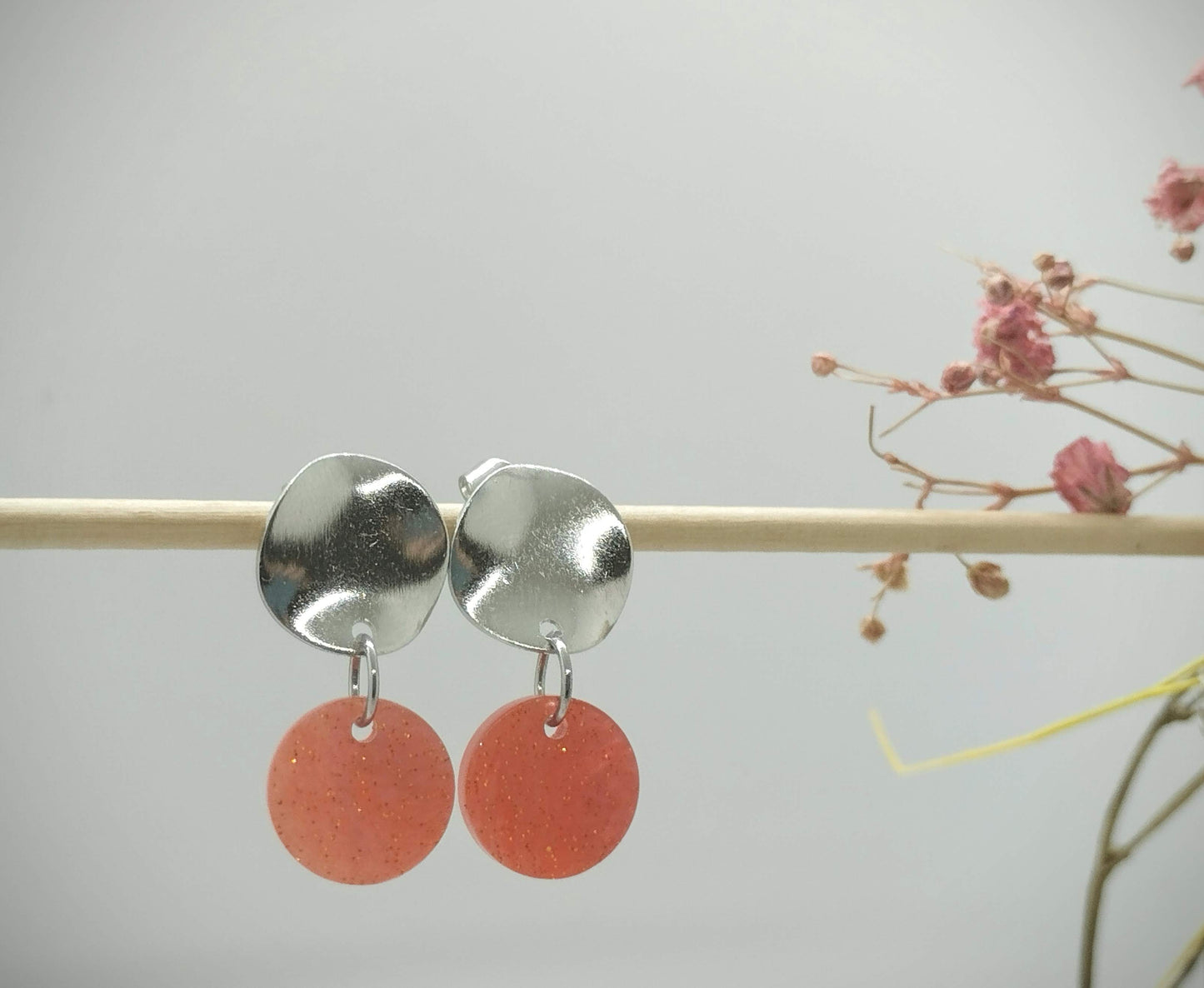 Oorbellenset Resin hangertjes Rond salmon red color (zilver - Nikkelvrij)