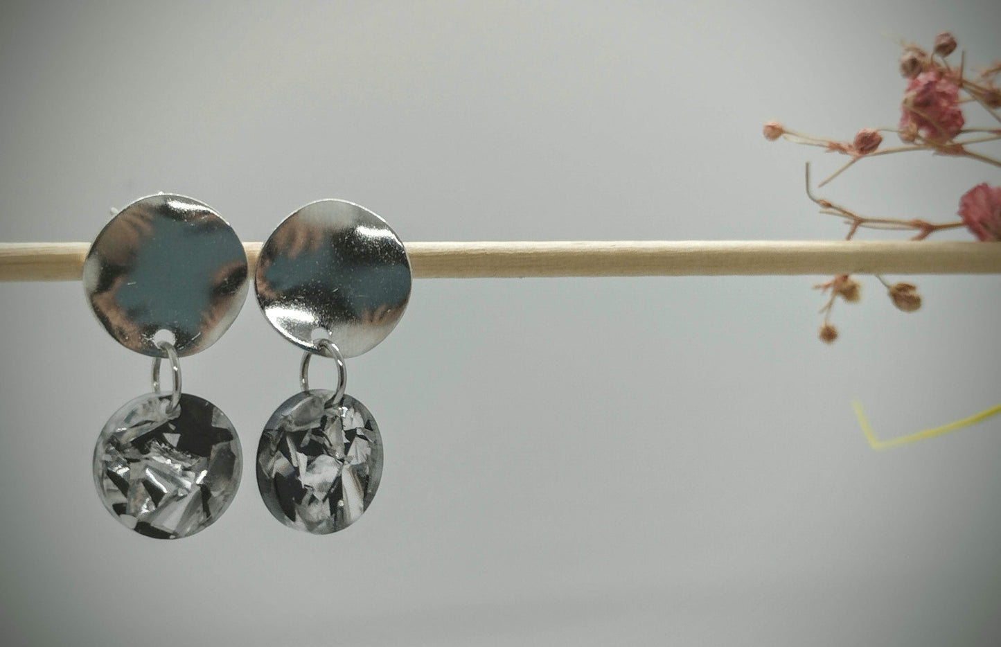 Oorbellenset Resin hangertjes Rond black/silver color (zilver - Nikkelvrij)