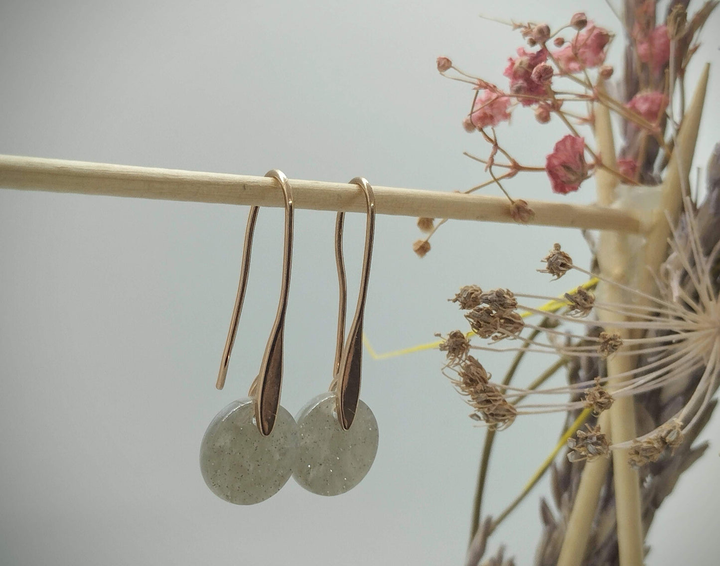 Oorbellenset Resin hangertjes haakjes Grey color (Rose - Nikkelvrij)