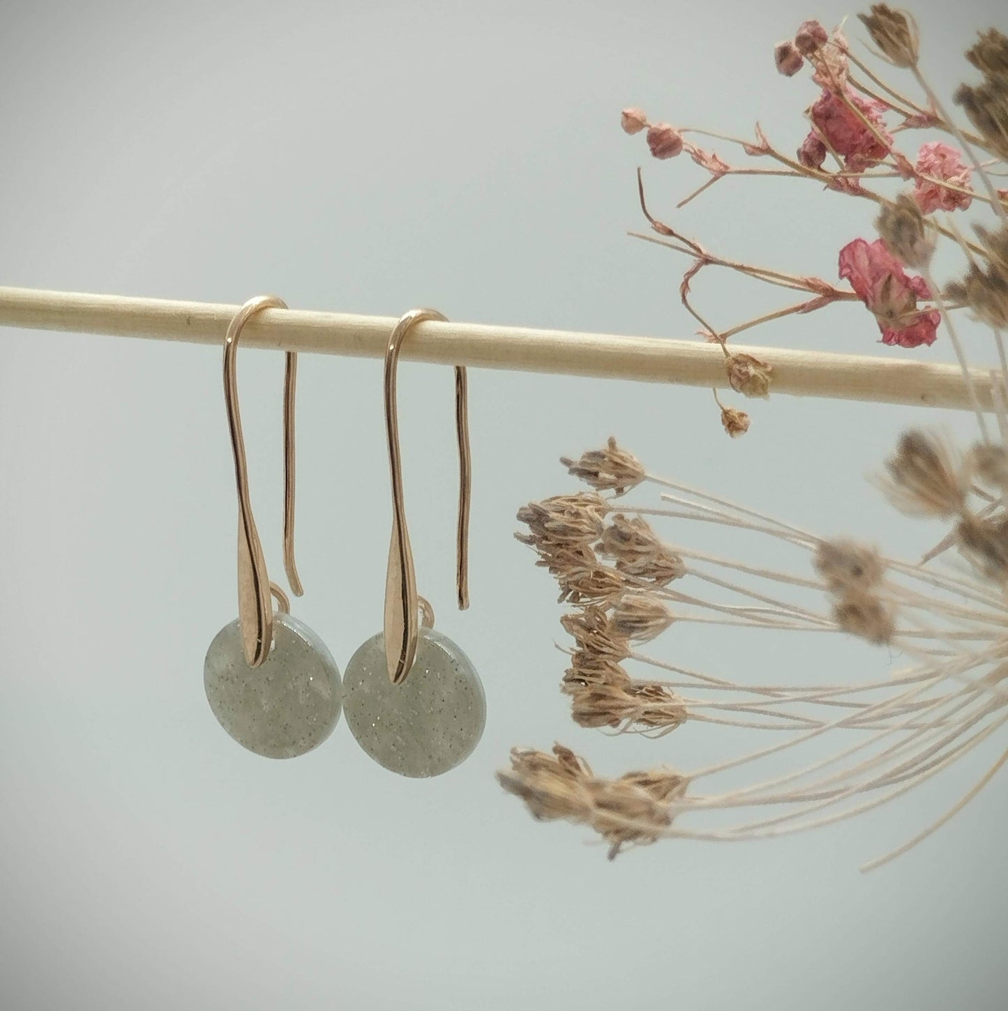 Oorbellenset Resin hangertjes haakjes Grey color (Rose - Nikkelvrij)