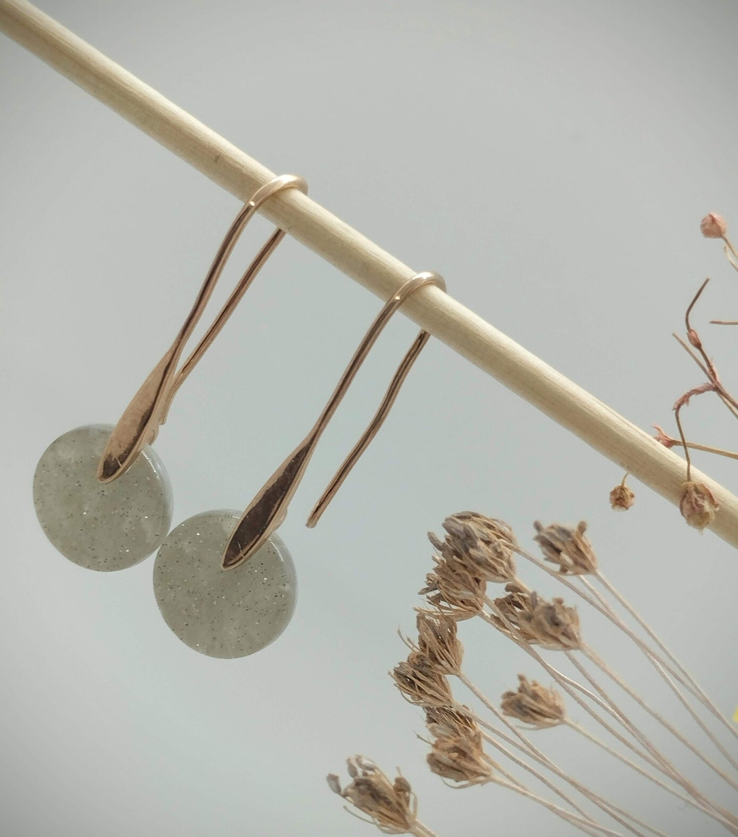 Oorbellenset Resin hangertjes haakjes Grey color (Rose - Nikkelvrij)