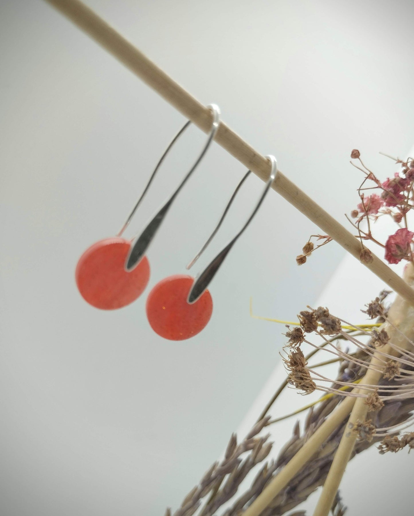 Oorbellenset Resin hangertjes haakjes salmon red color (Zilveren - Nikkelvrij)