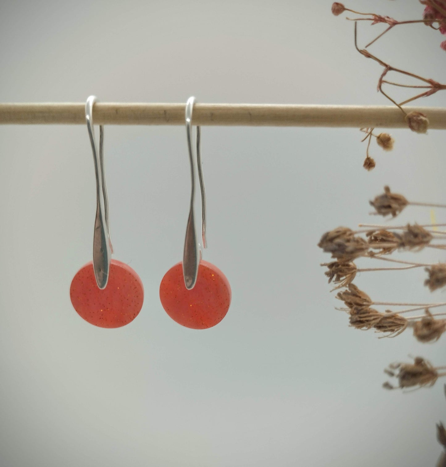 Oorbellenset Resin hangertjes haakjes salmon red color (Zilveren - Nikkelvrij)
