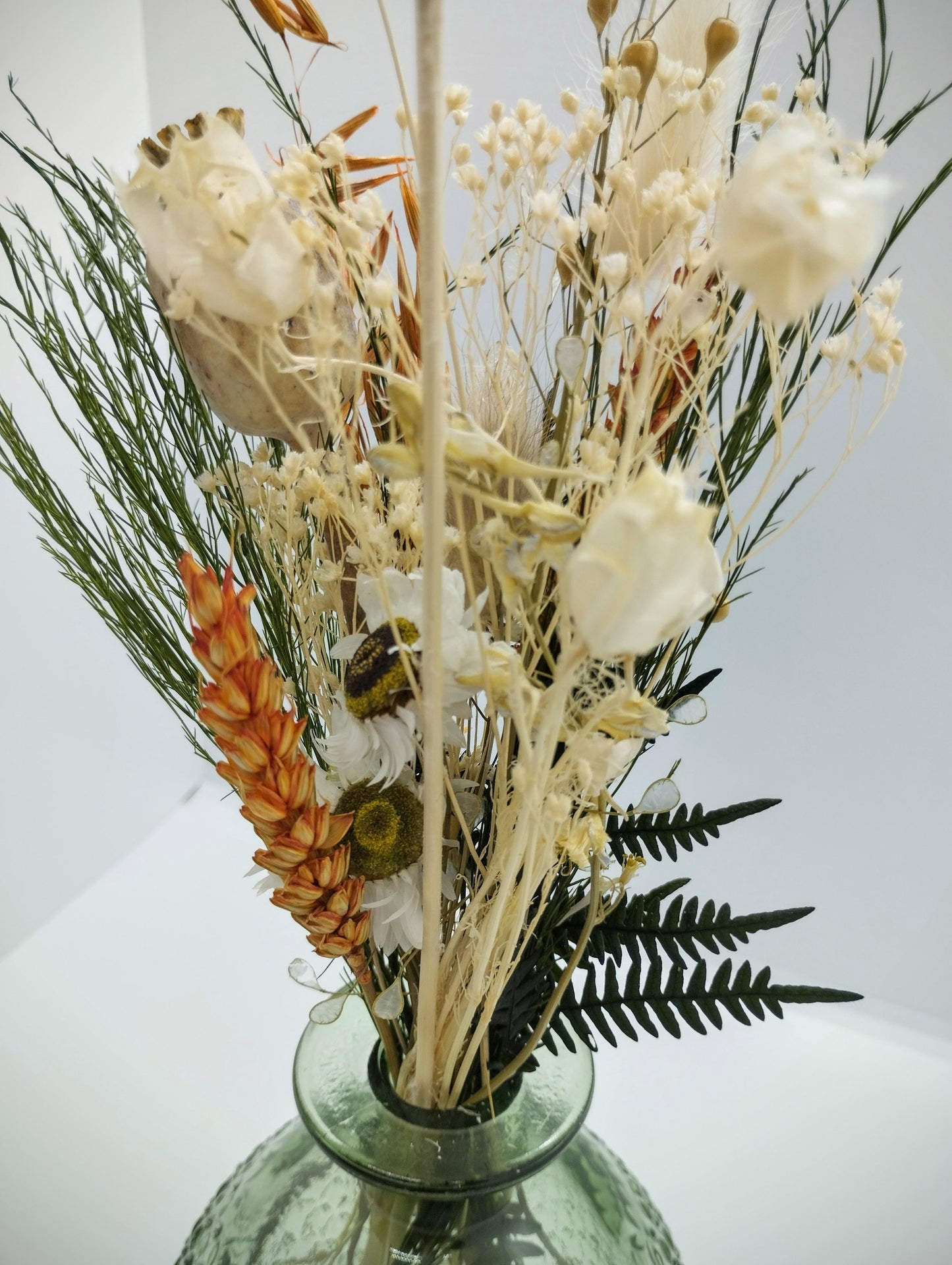 Droogbloemen in kleurrijk vaasje