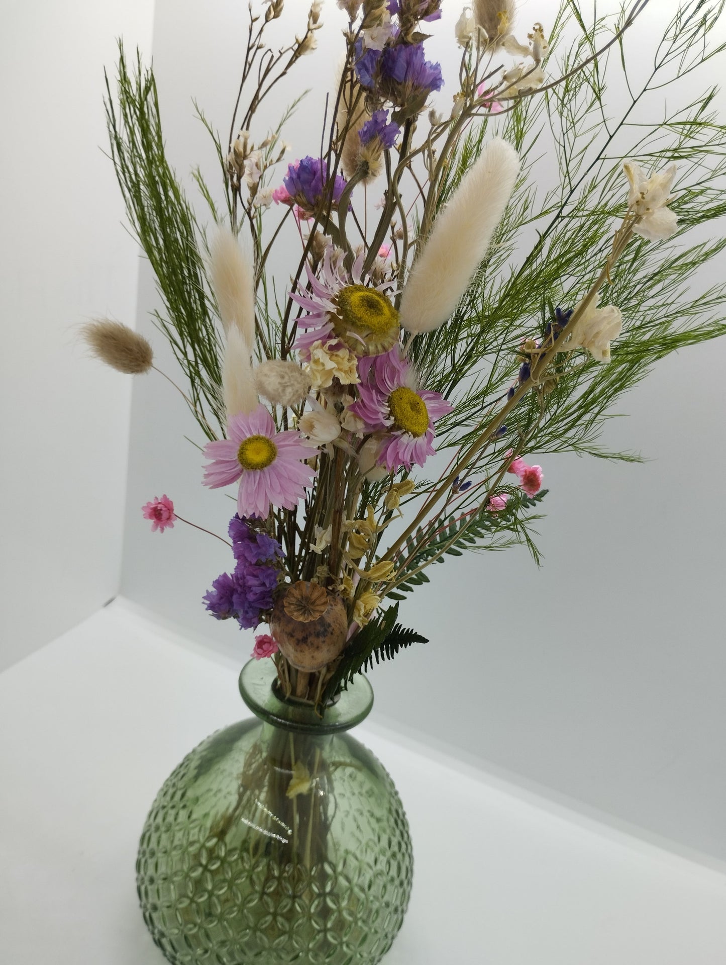 Droogbloemen in kleurrijk vaasje