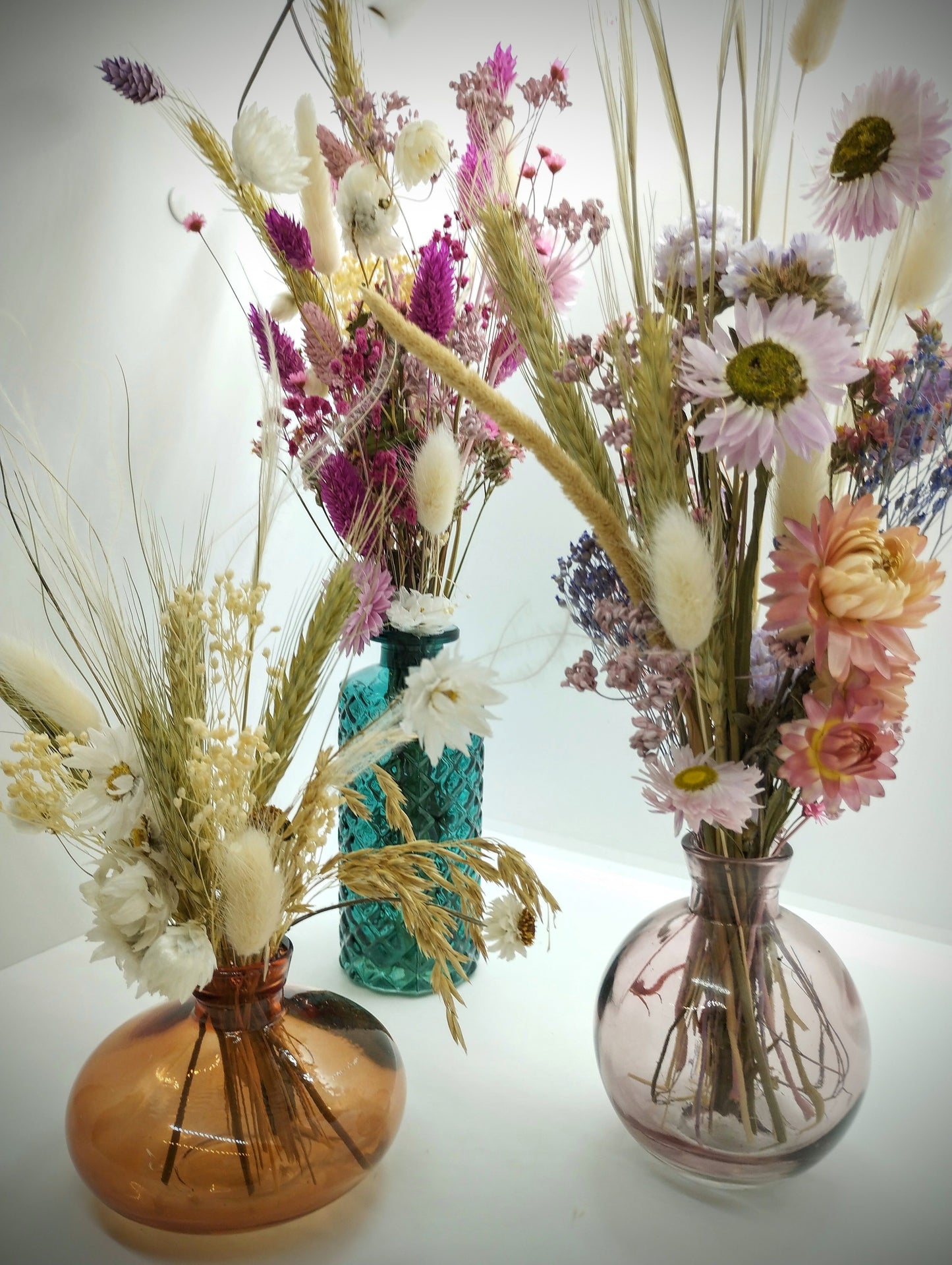 Droogbloemen in kleurrijk vaasje