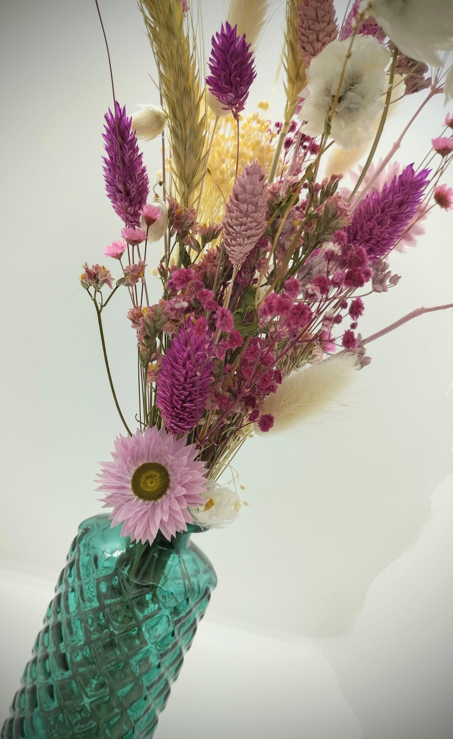 Droogbloemen in kleurrijk vaasje