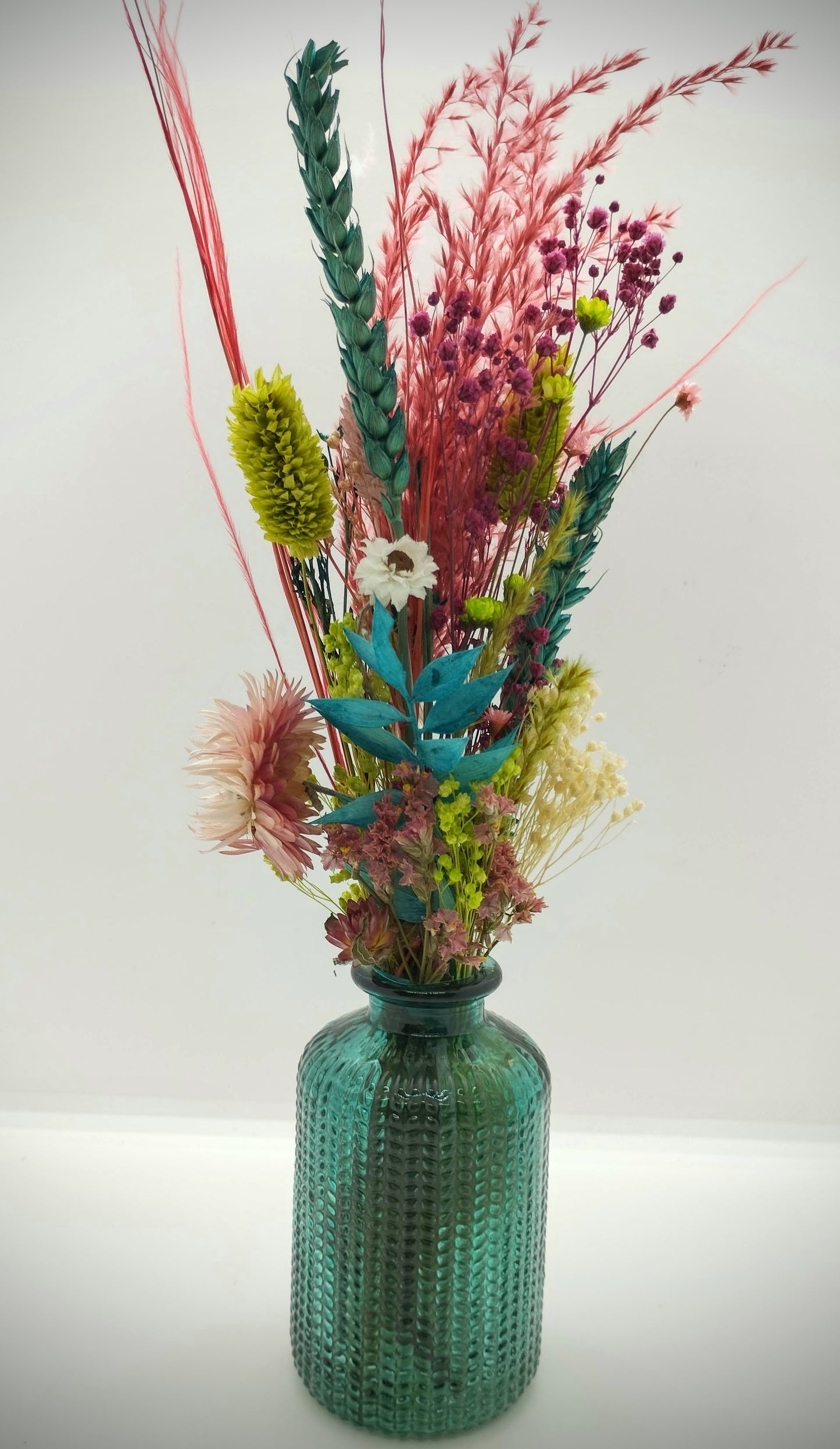 Droogbloemen in kleurrijk vaasje
