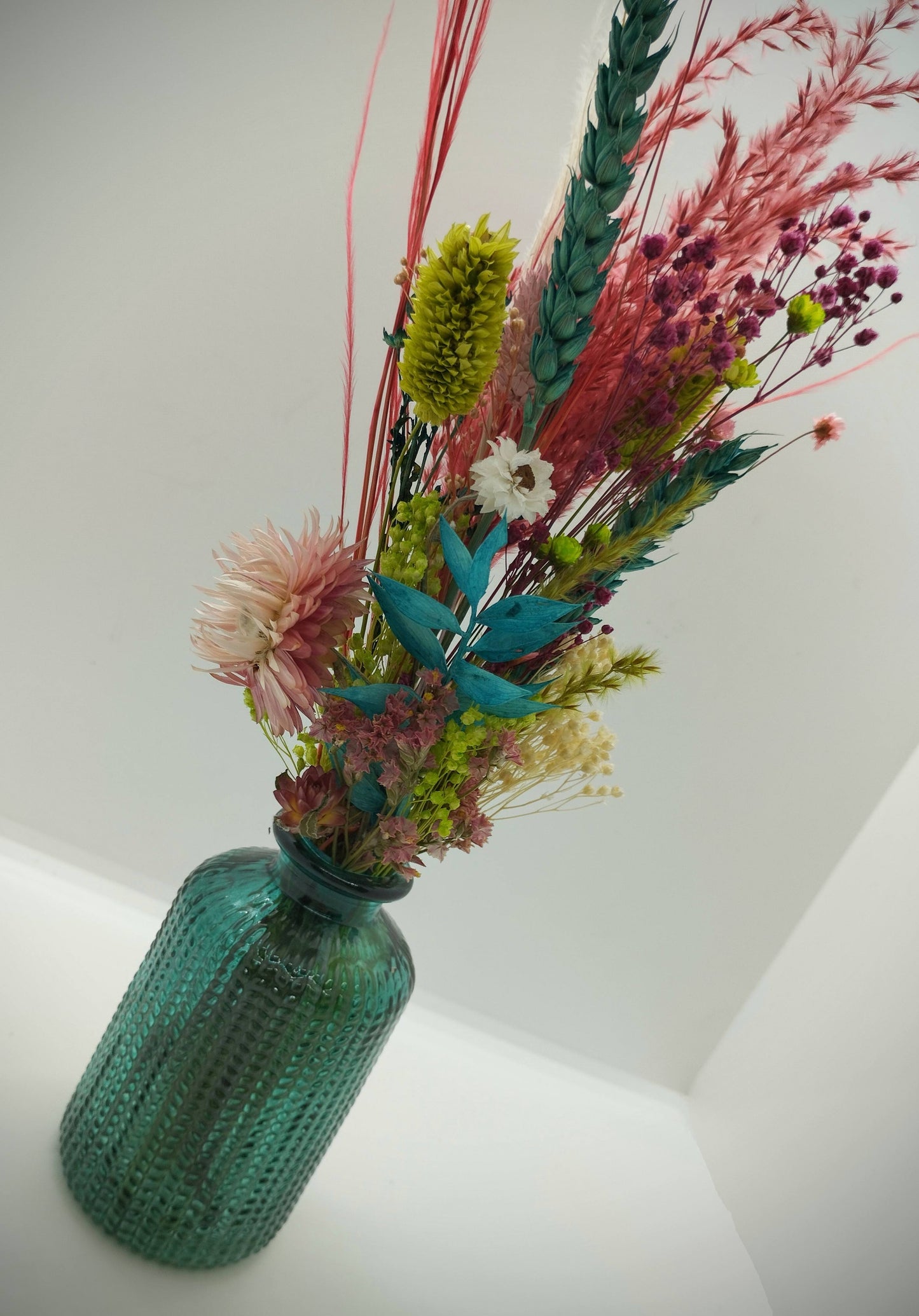 Droogbloemen in kleurrijk vaasje