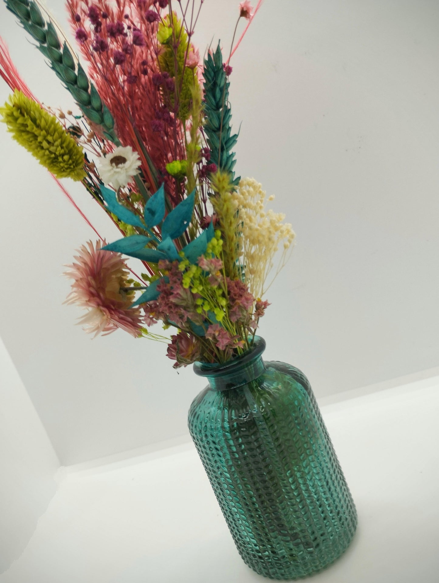 Droogbloemen in kleurrijk vaasje