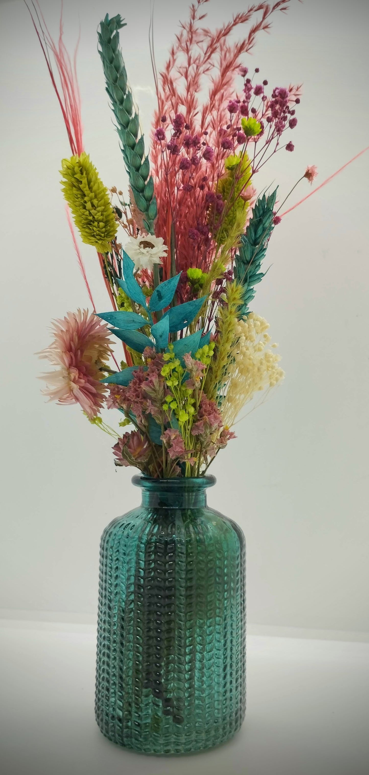 Droogbloemen in kleurrijk vaasje
