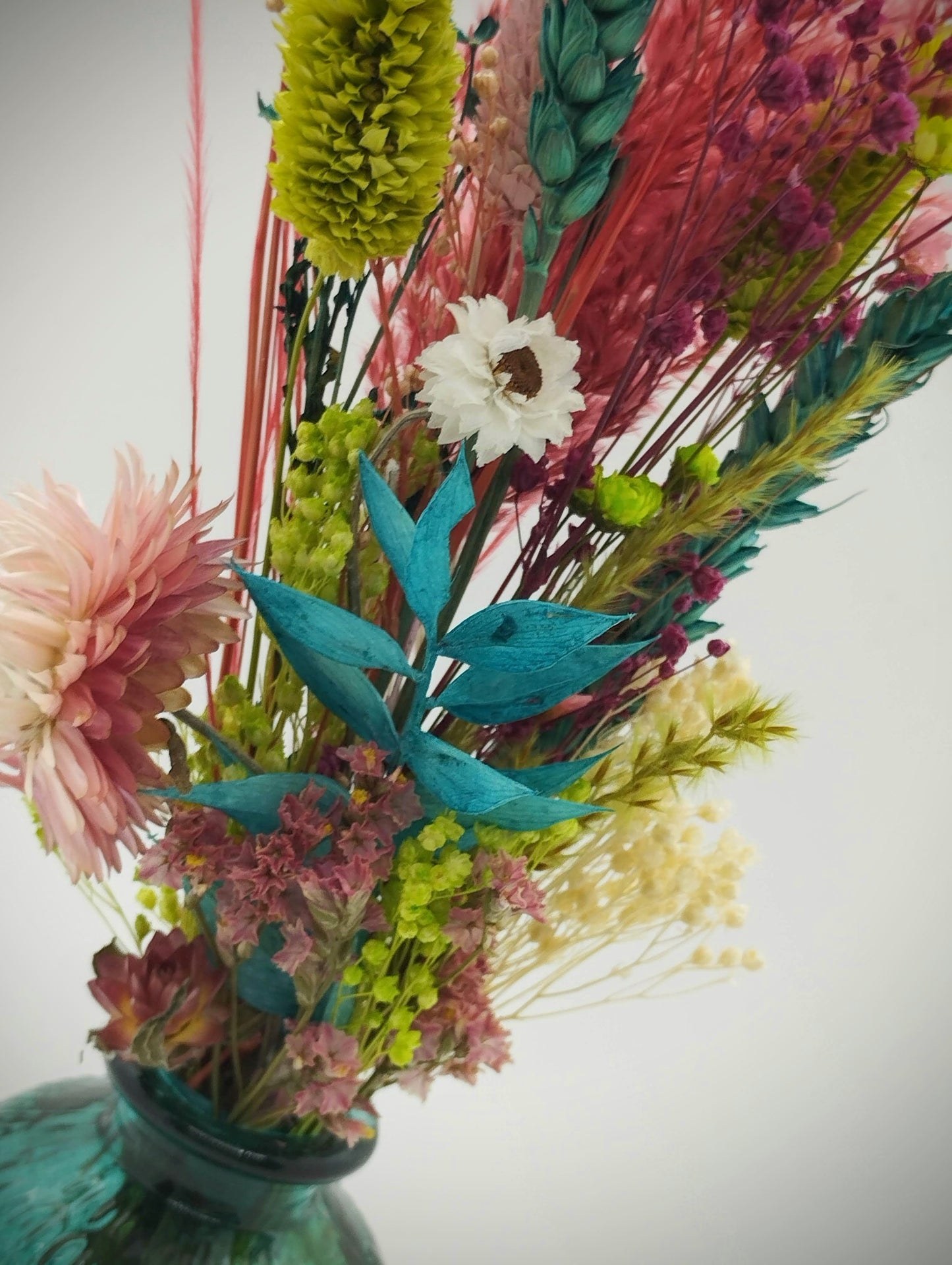 Droogbloemen in kleurrijk vaasje