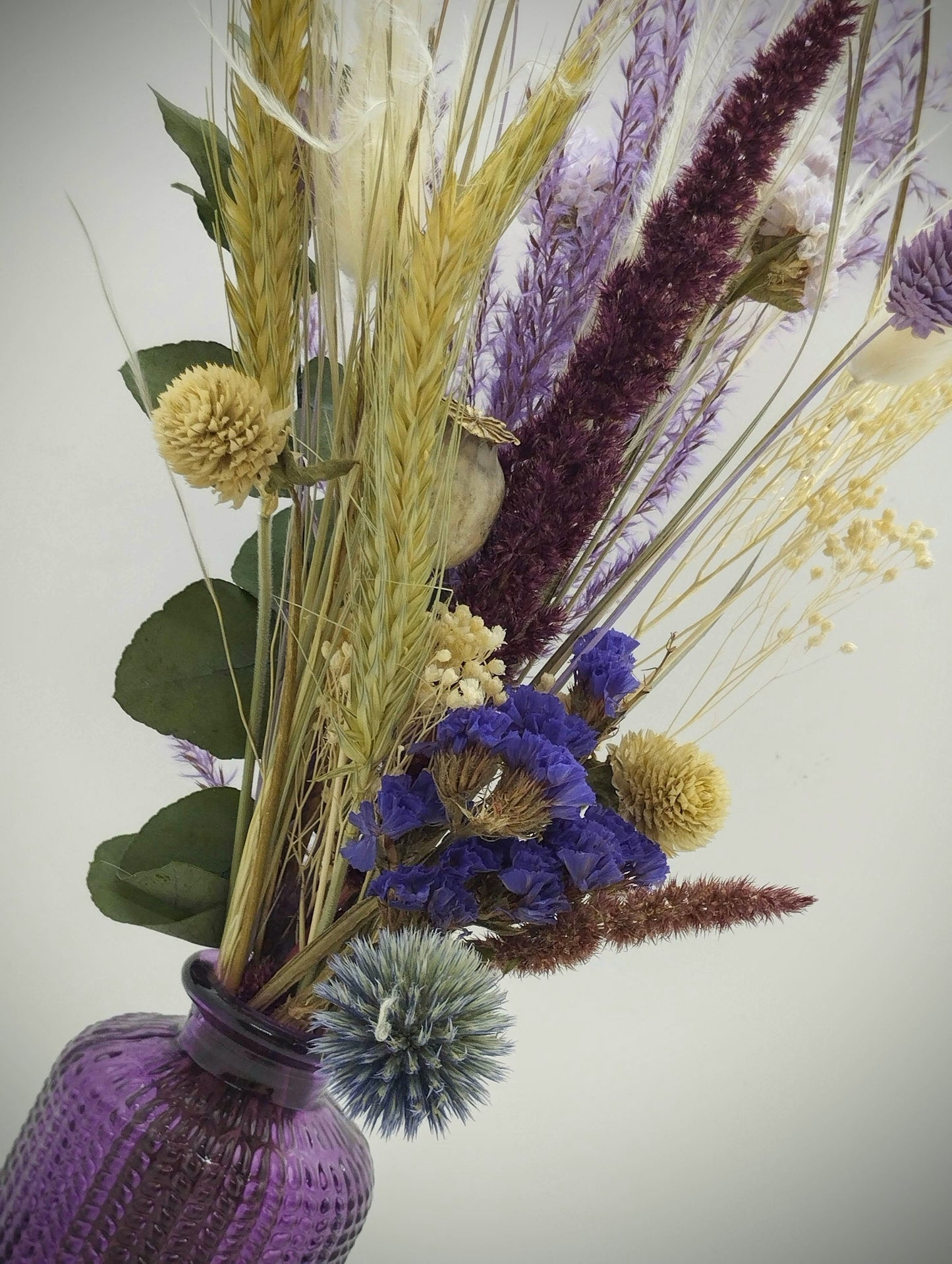 Droogbloemen in kleurrijk vaasje