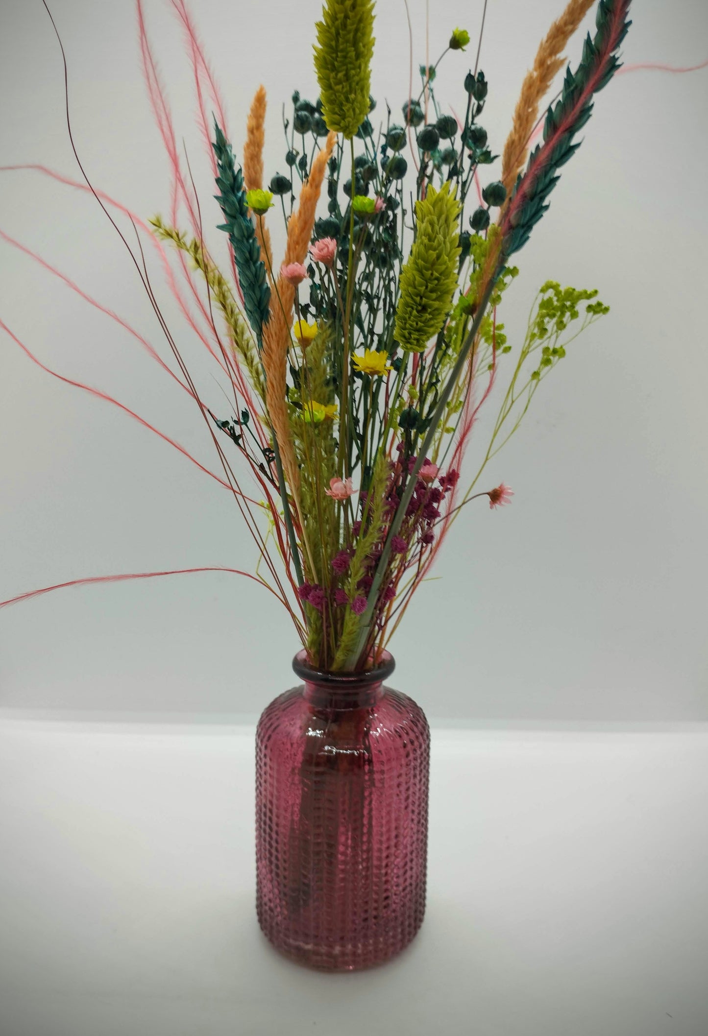 Droogbloemen in kleurrijk vaasje