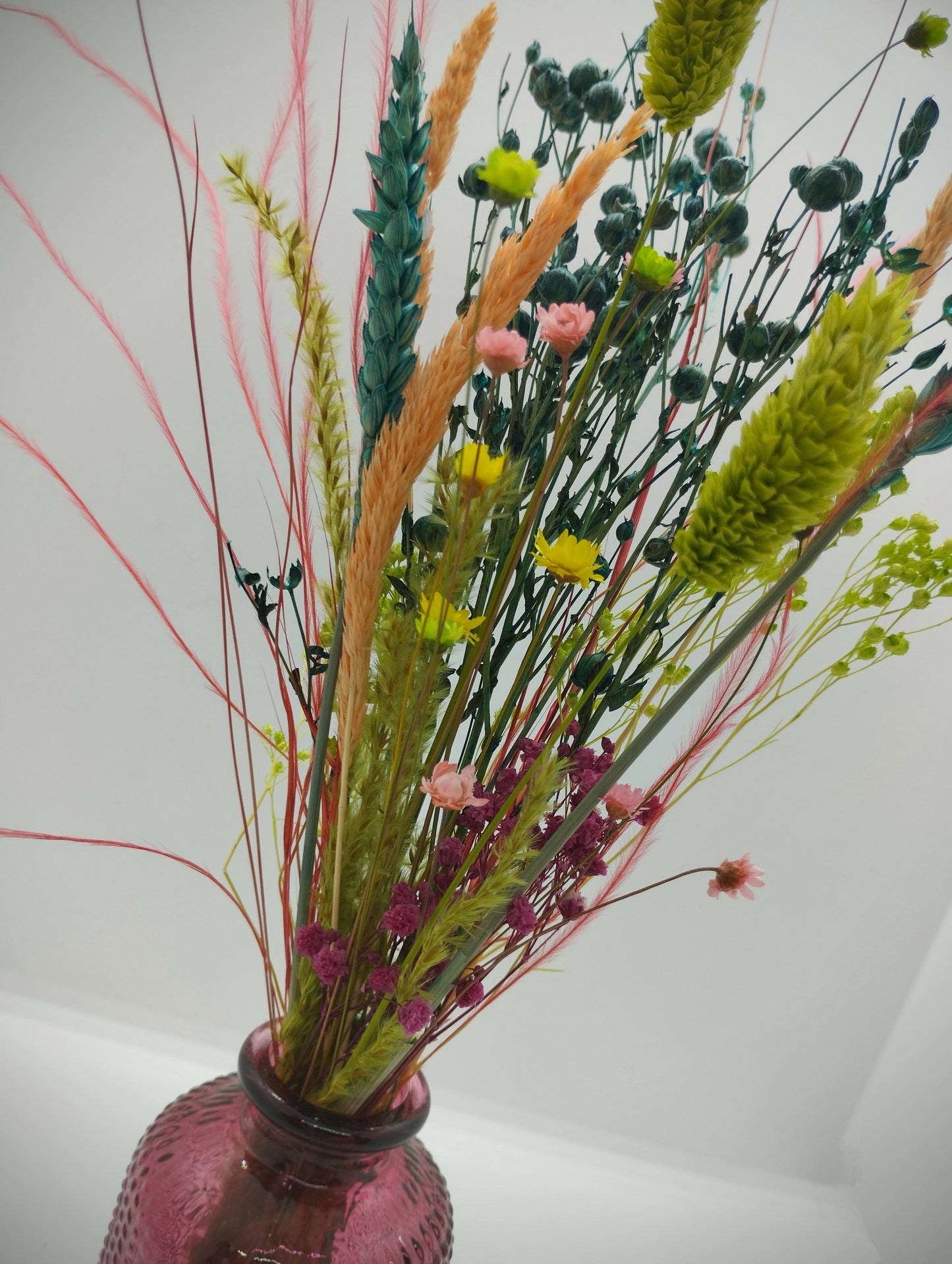 Droogbloemen in kleurrijk vaasje