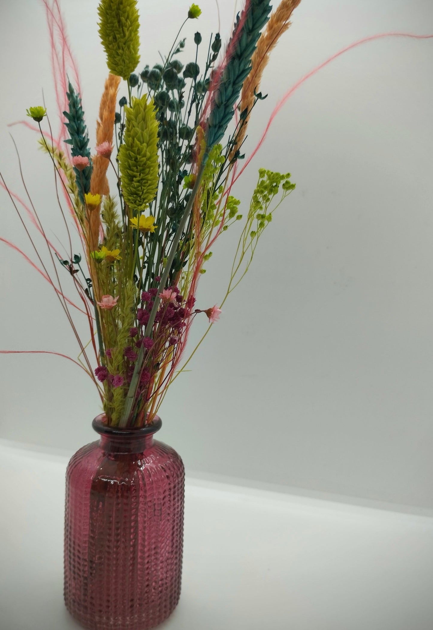 Droogbloemen in kleurrijk vaasje