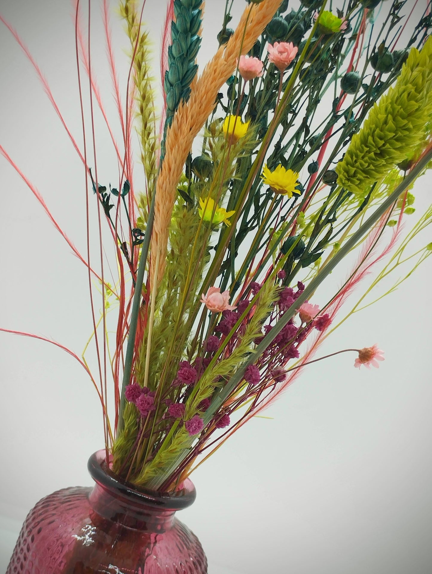 Droogbloemen in kleurrijk vaasje