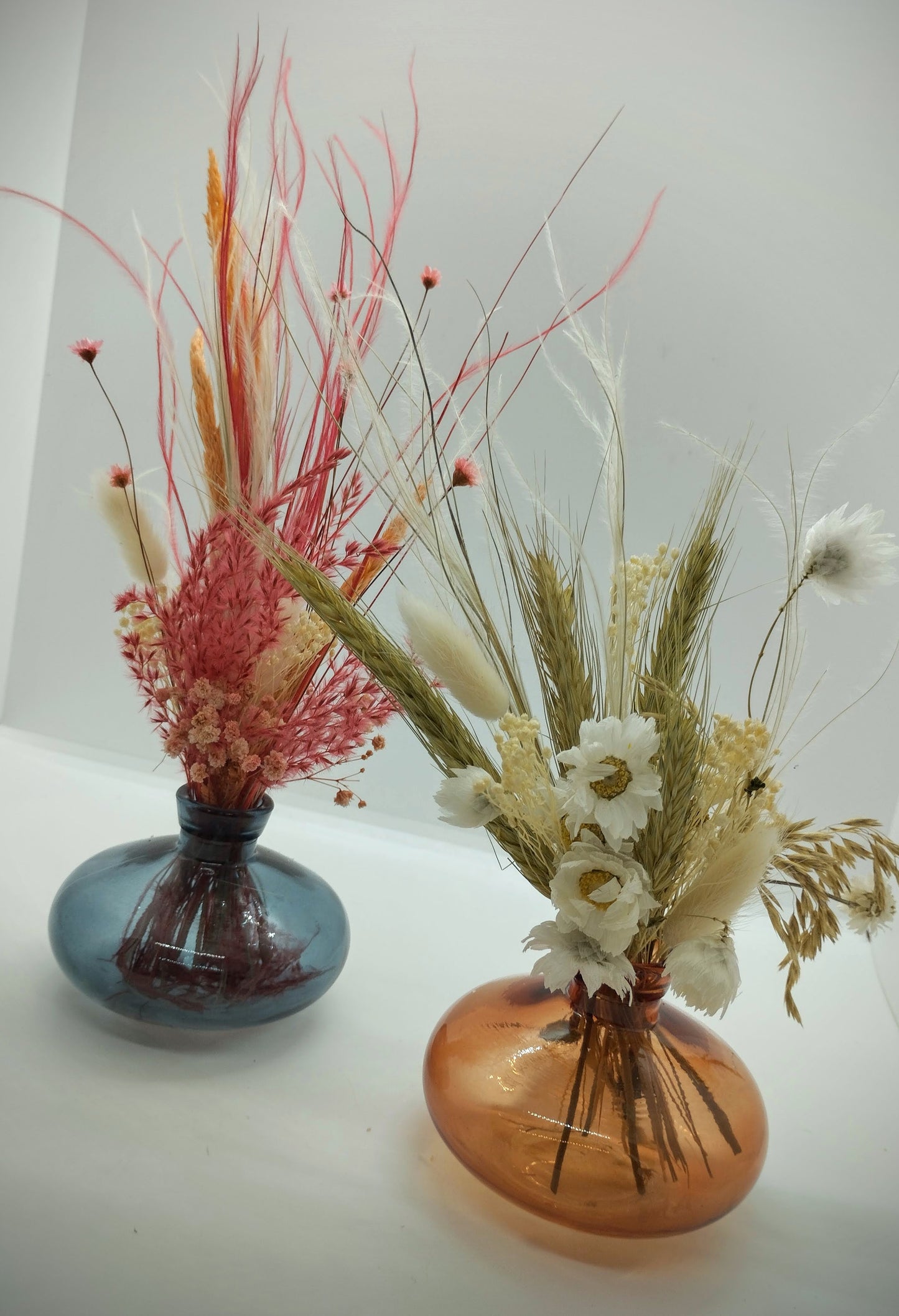 Droogbloemen in kleurrijk vaasje