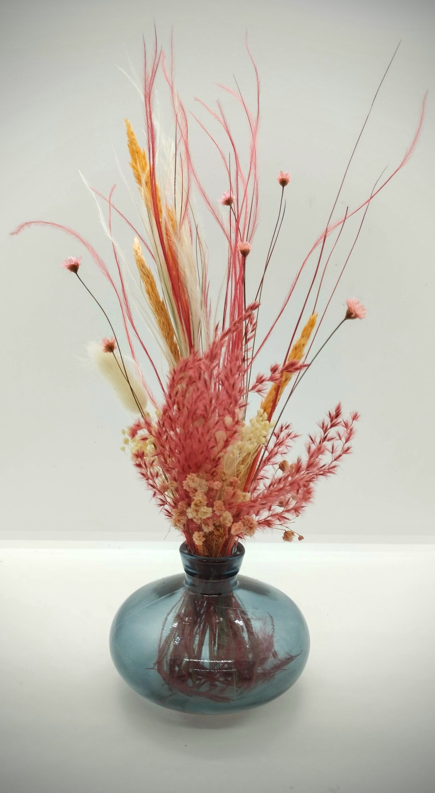 Droogbloemen in kleurrijk vaasje