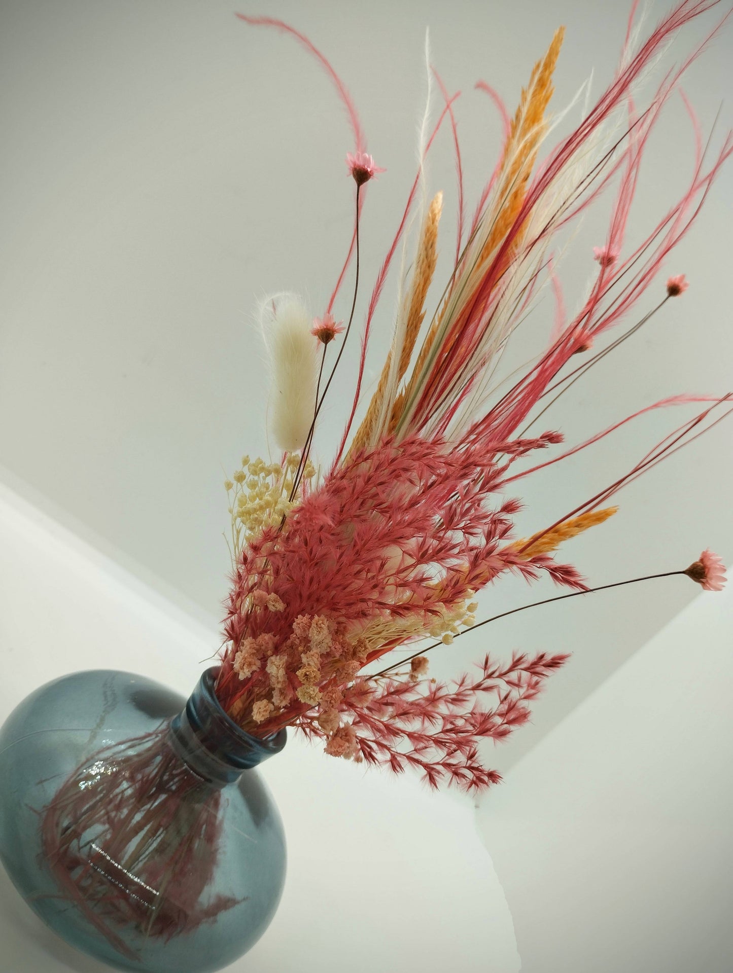 Droogbloemen in kleurrijk vaasje