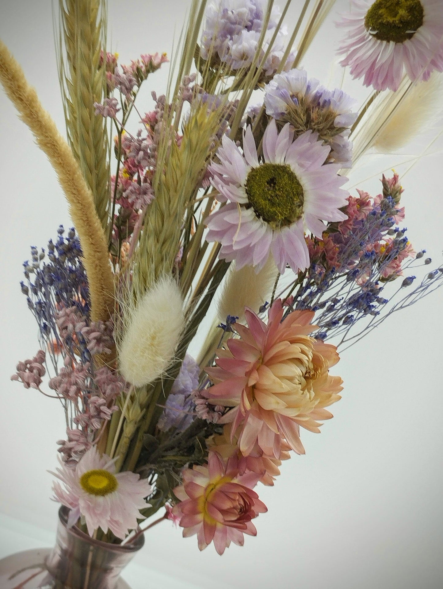 Droogbloemen in kleurrijk bubble-vaasje