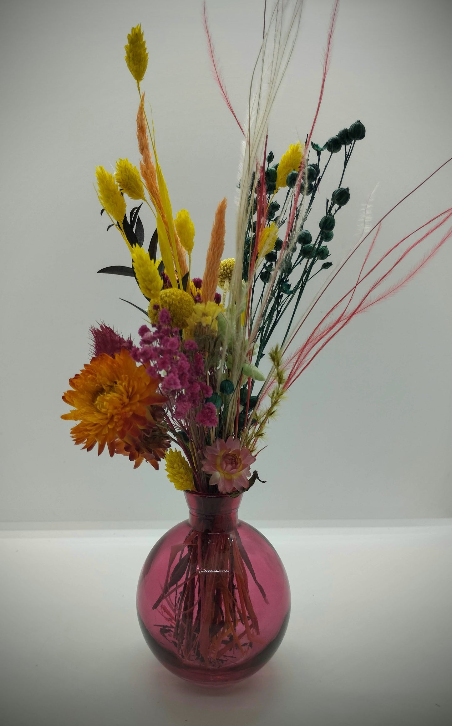 Droogbloemen in kleurrijk bubble-vaasje