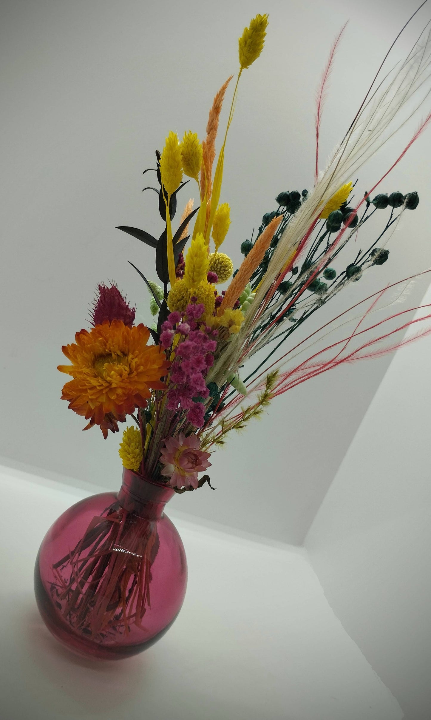 Droogbloemen in kleurrijk bubble-vaasje