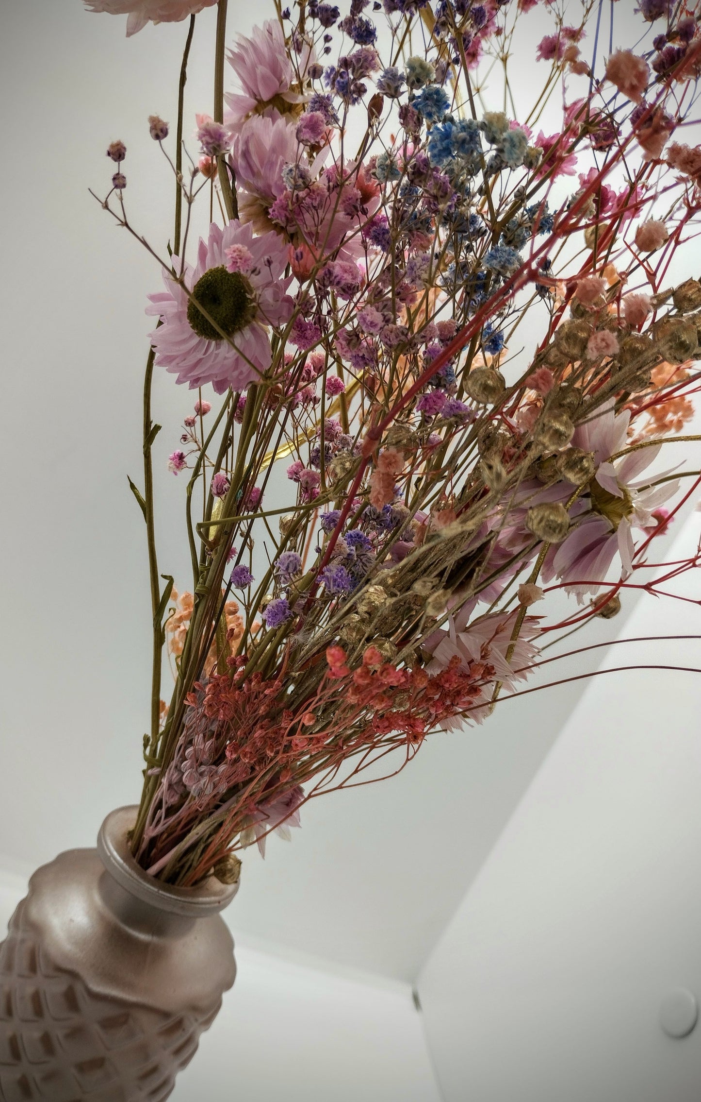 Droogbloemen in kleurrijk vaasje