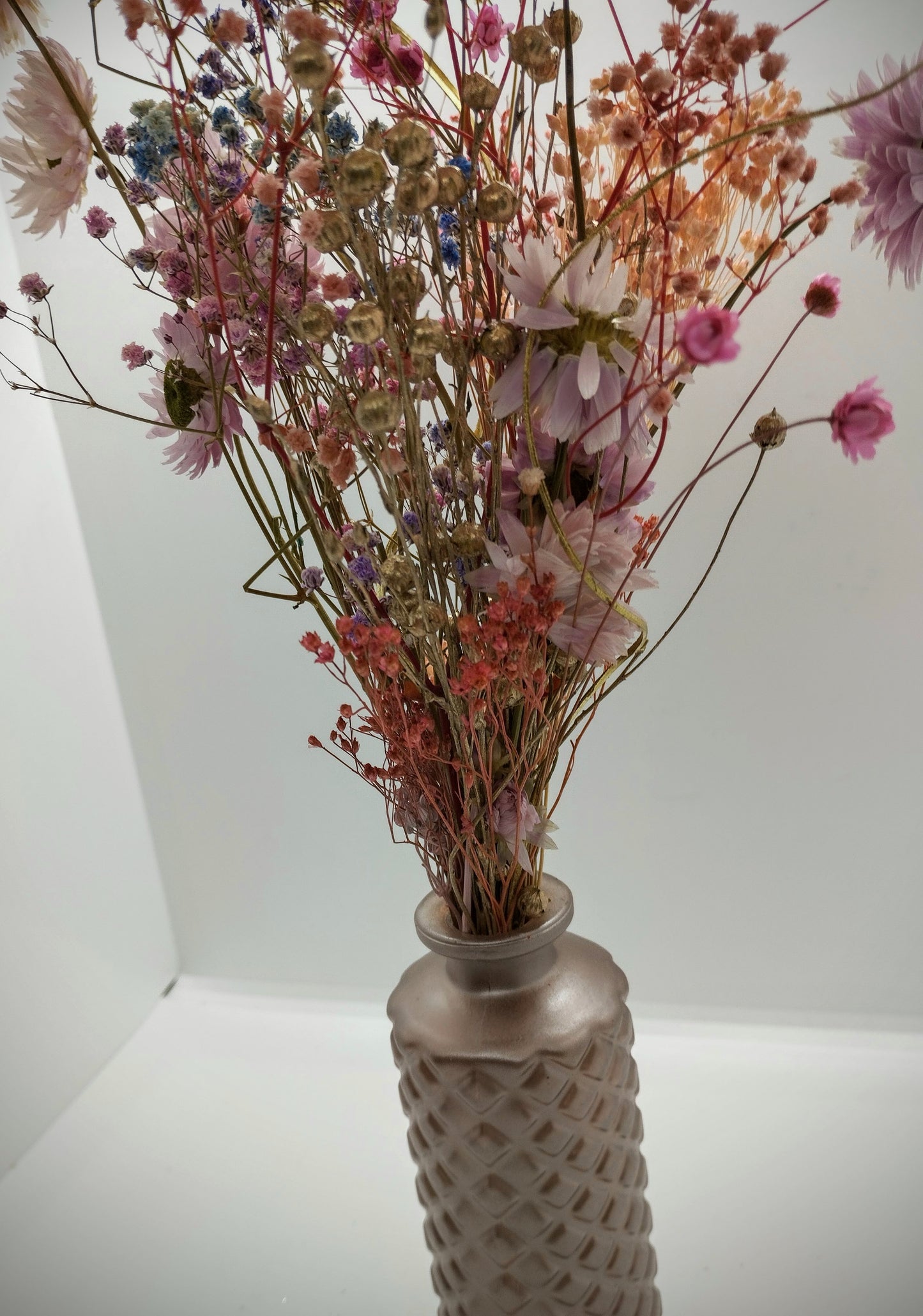 Droogbloemen in kleurrijk vaasje