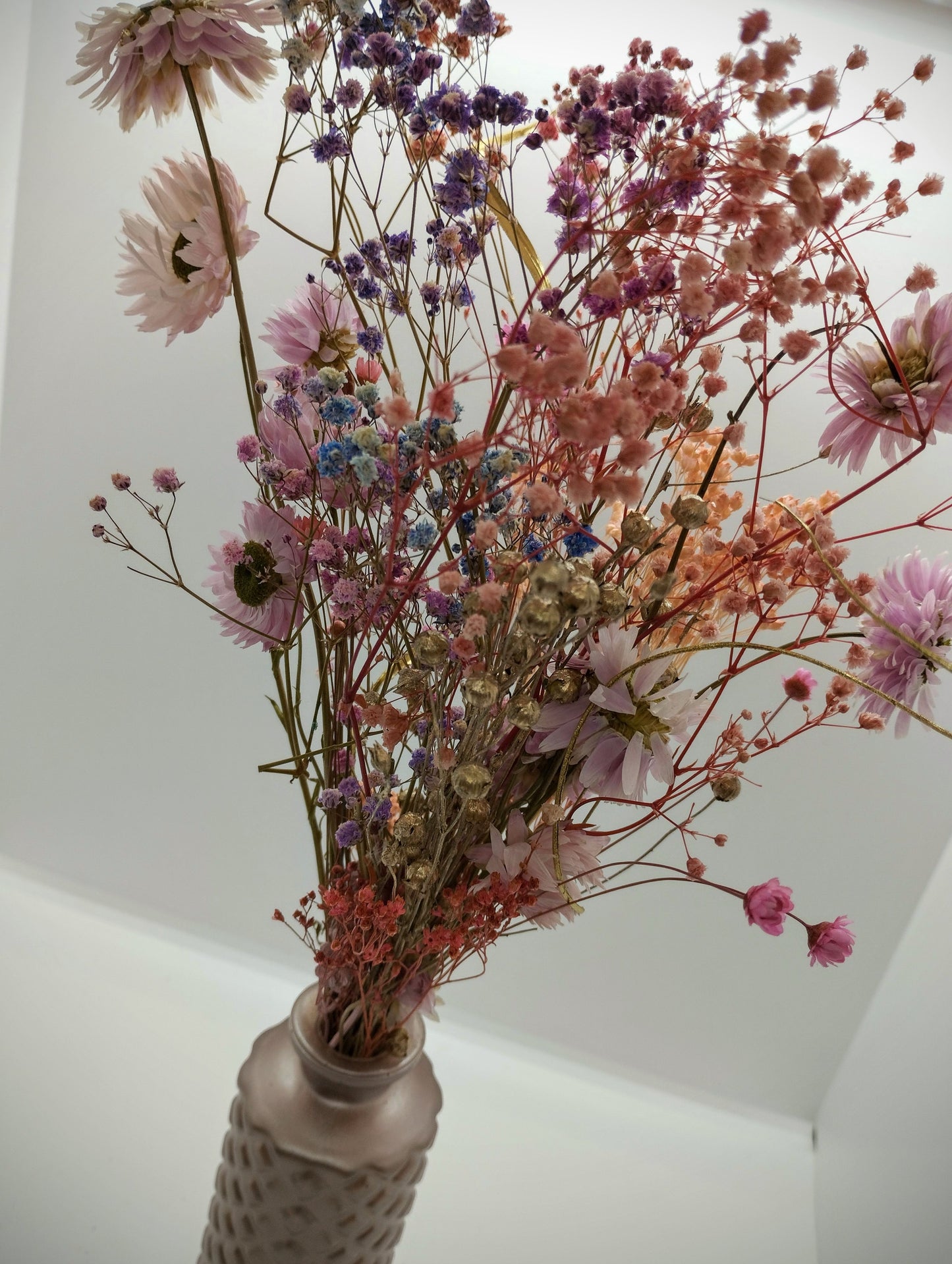 Droogbloemen in kleurrijk vaasje