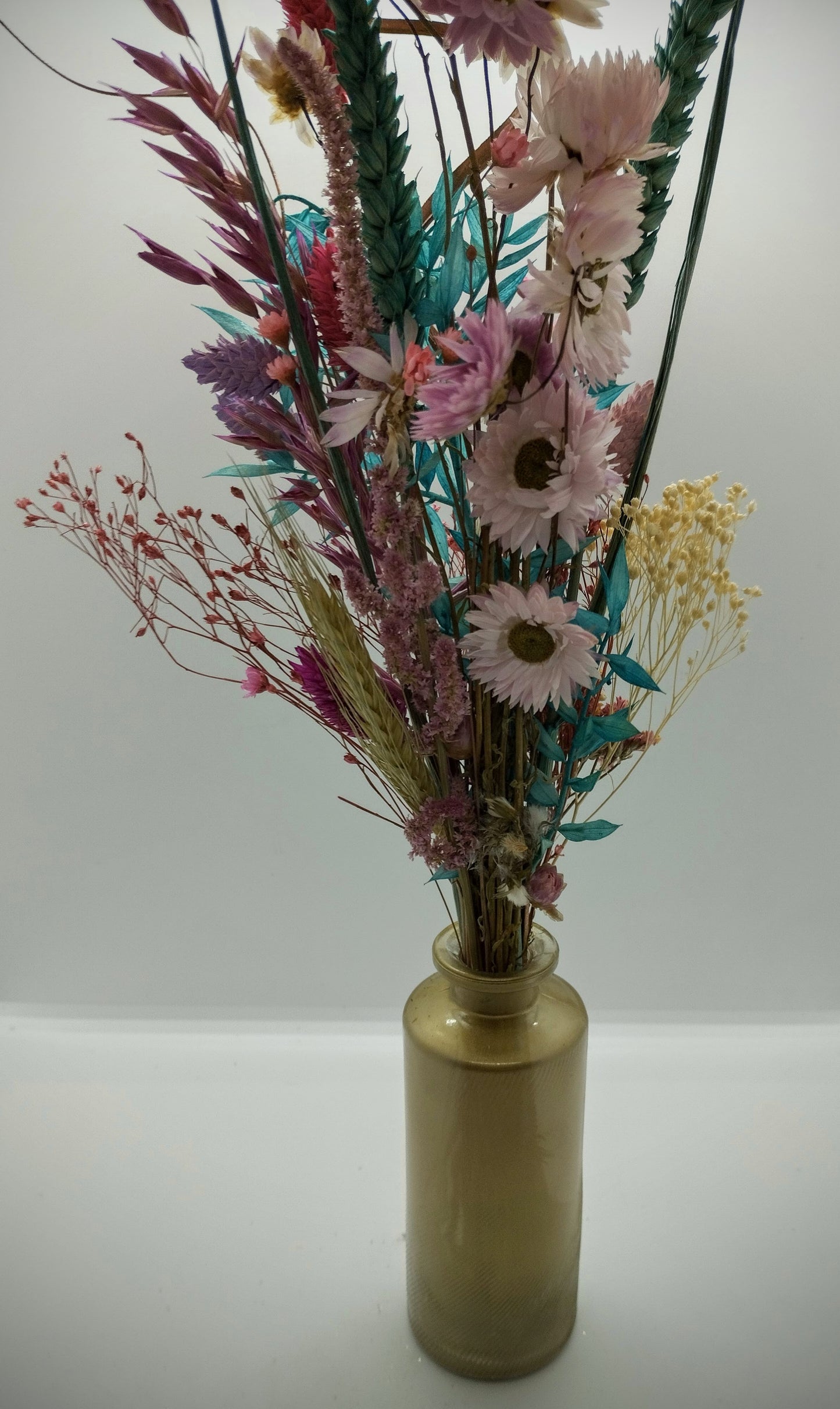 Droogbloemen in kleurrijk vaasje