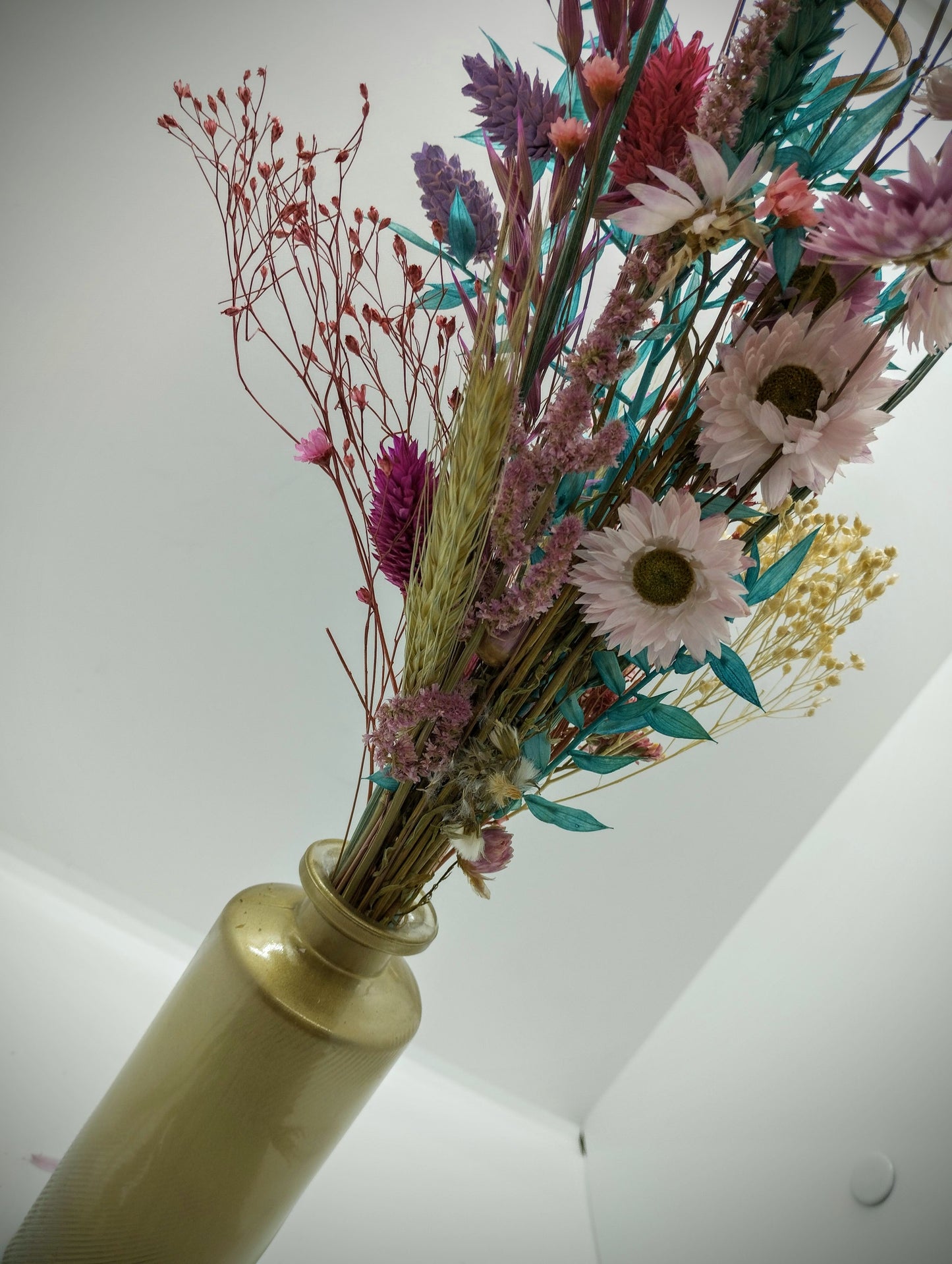 Droogbloemen in kleurrijk vaasje
