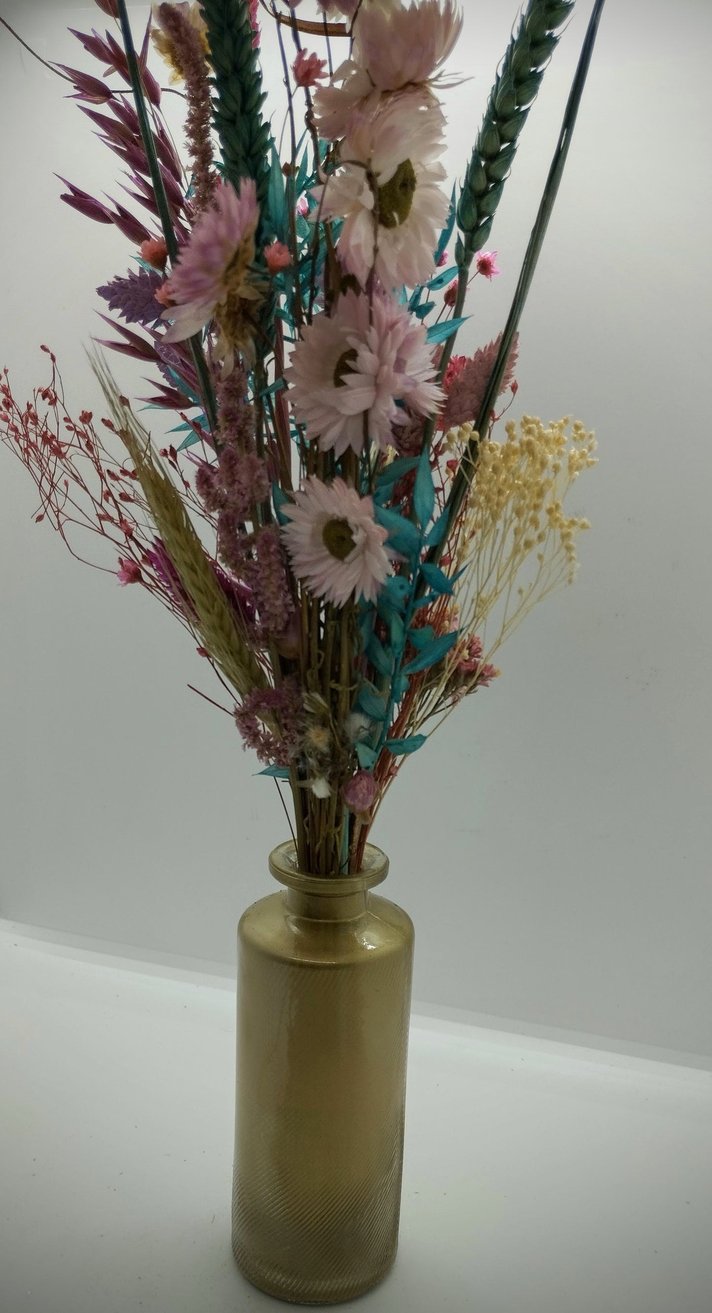 Droogbloemen in kleurrijk vaasje
