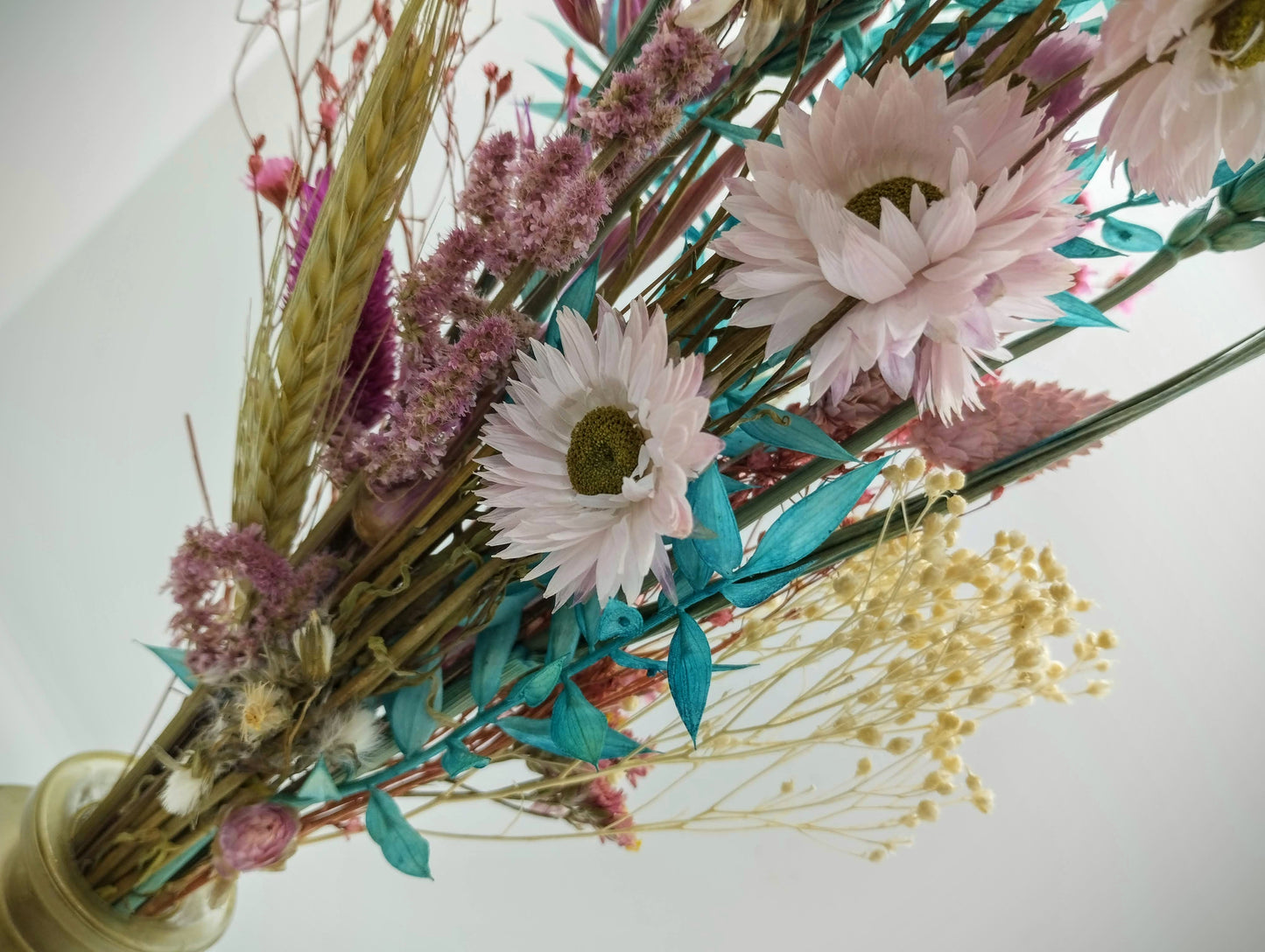 Droogbloemen in kleurrijk vaasje