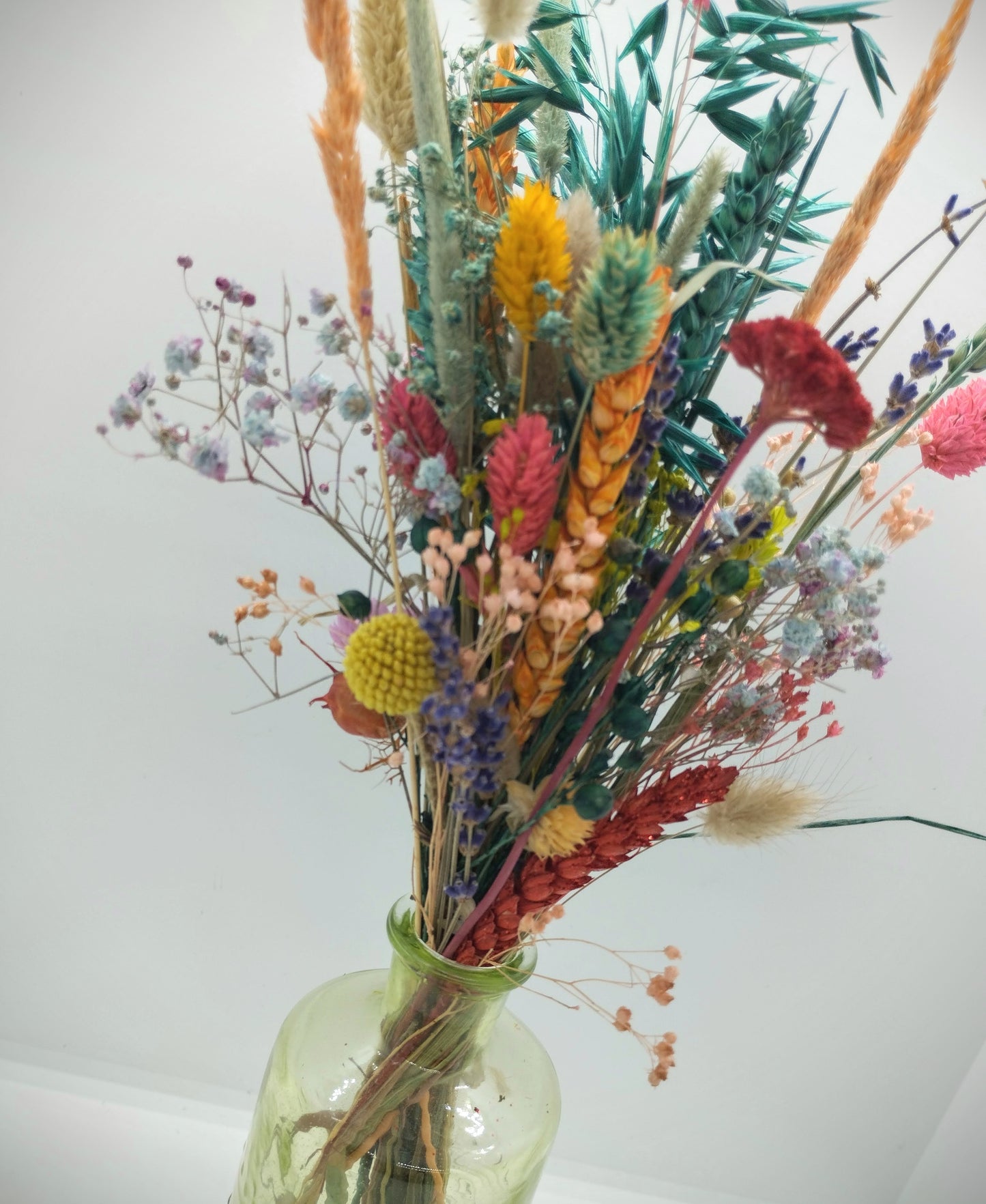 Droogbloemen in kleurrijk vaasje