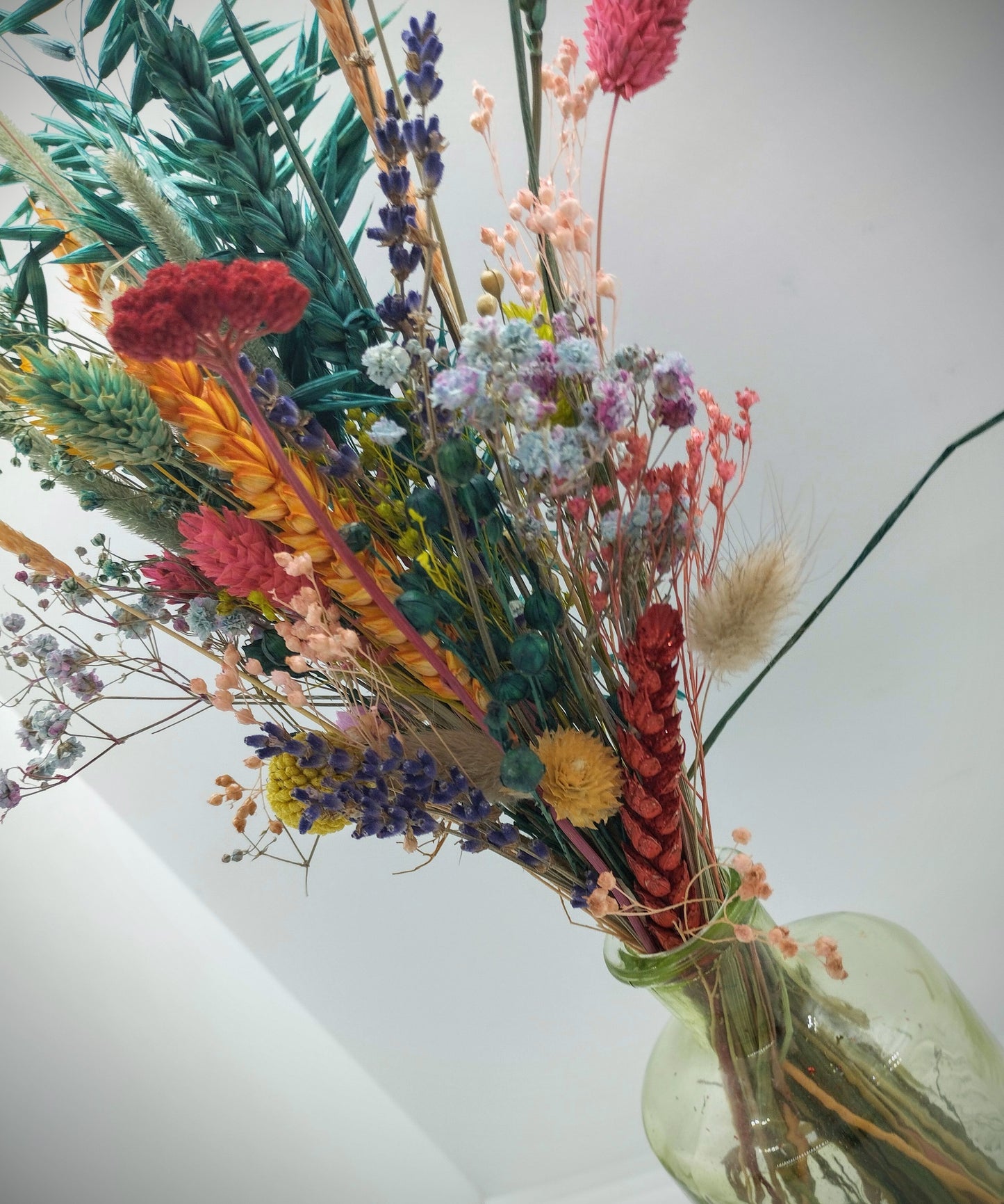 Droogbloemen in kleurrijk vaasje