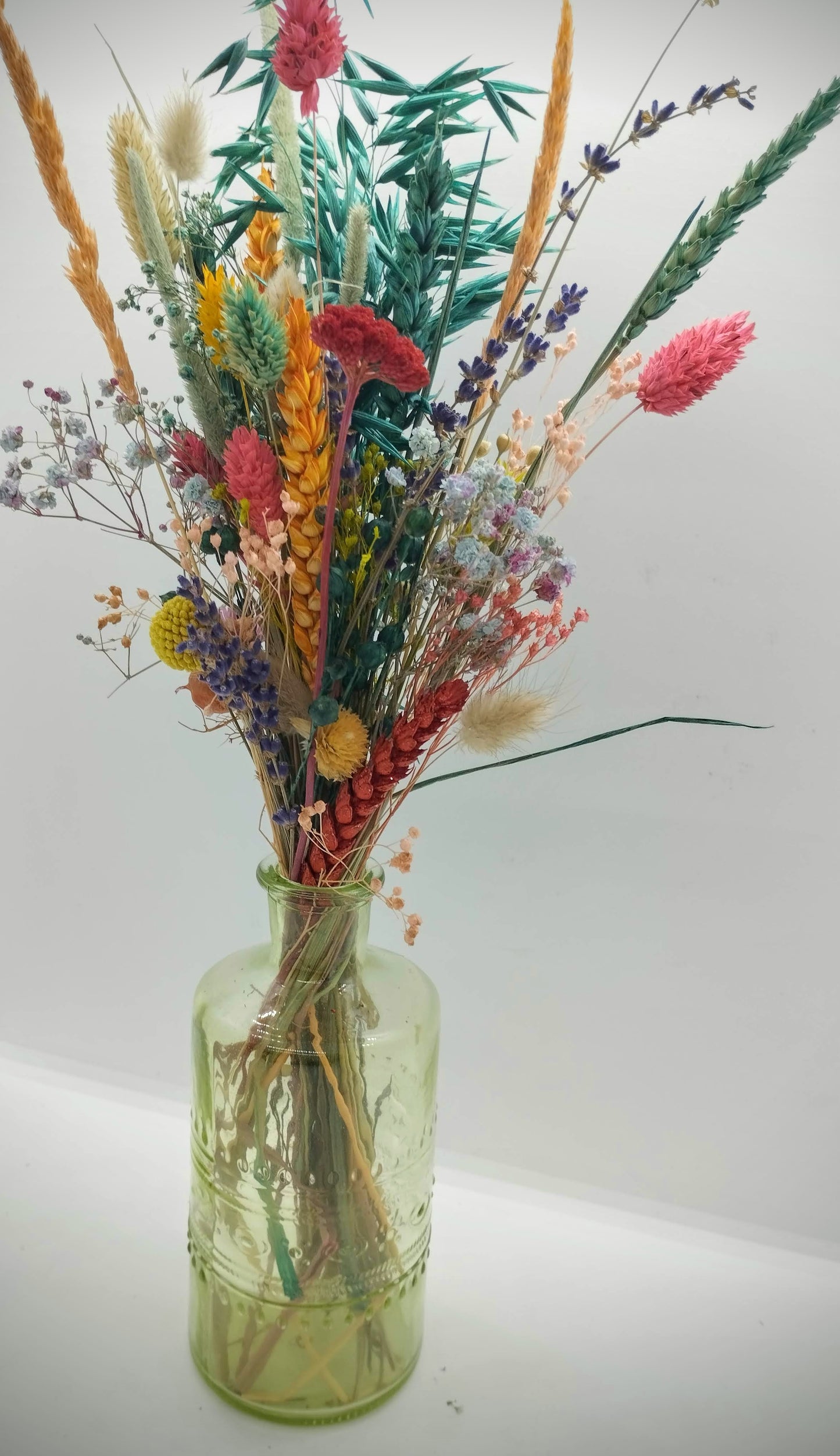 Droogbloemen in kleurrijk vaasje